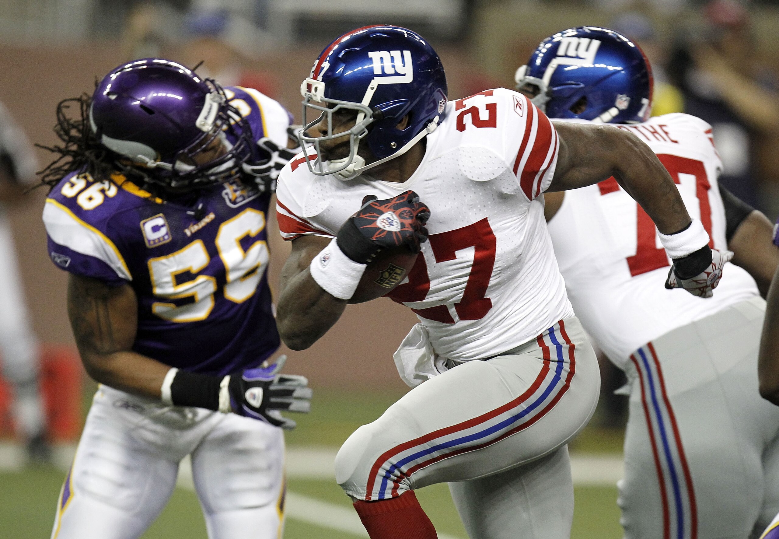 DETROIT, MI - DECEMBER 13: Brandon Jacobs #27 of the New York Giants tries to outrun the tackle of E.J. Henderson #56 of the Minnesota Vikings at Ford Field on December 13, 2010 in Detroit, Michigan. (Photo by Gregory Shamus/Getty Images) DETROIT, MI - DECEMBER 13: Brandon Jacobs #27 of the New York Giants tries to outrun the tackle of E.J. Henderson #56 of the Minnesota Vikings at Ford Field on December 13, 2010 in Detroit, Michigan. (Photo by Gregory Shamus/Getty Images)
