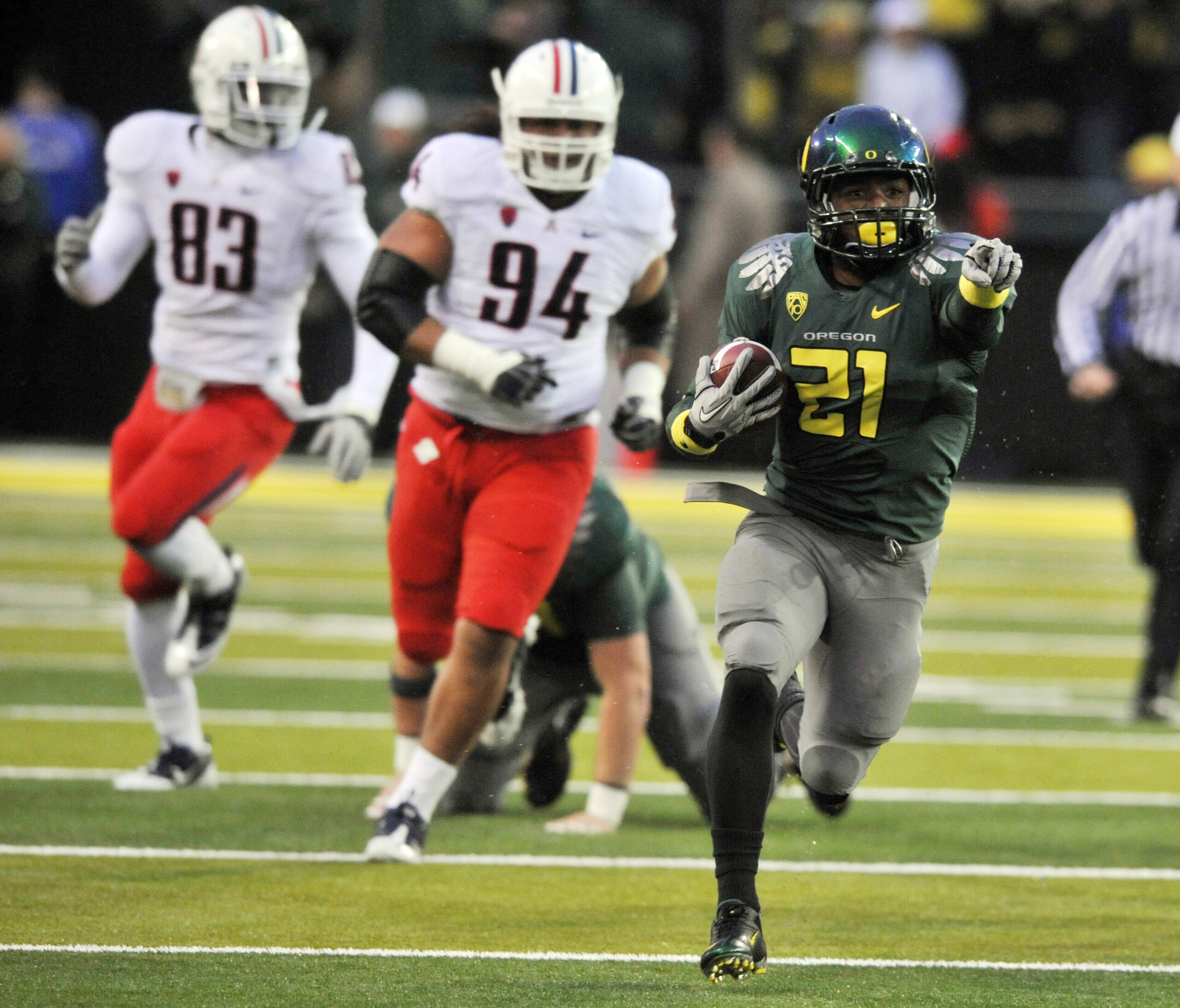 EUGENE, OR - NOVEMBER 26: Running back LaMichael James #21 of the Oregon Ducks runs with the ball in the first quarter of the game against the Arizona Wildcats at Autzen Stadium on November 26, 2010 in Eugene, Oregon. (Photo by Steve Dykes/Getty Images)
