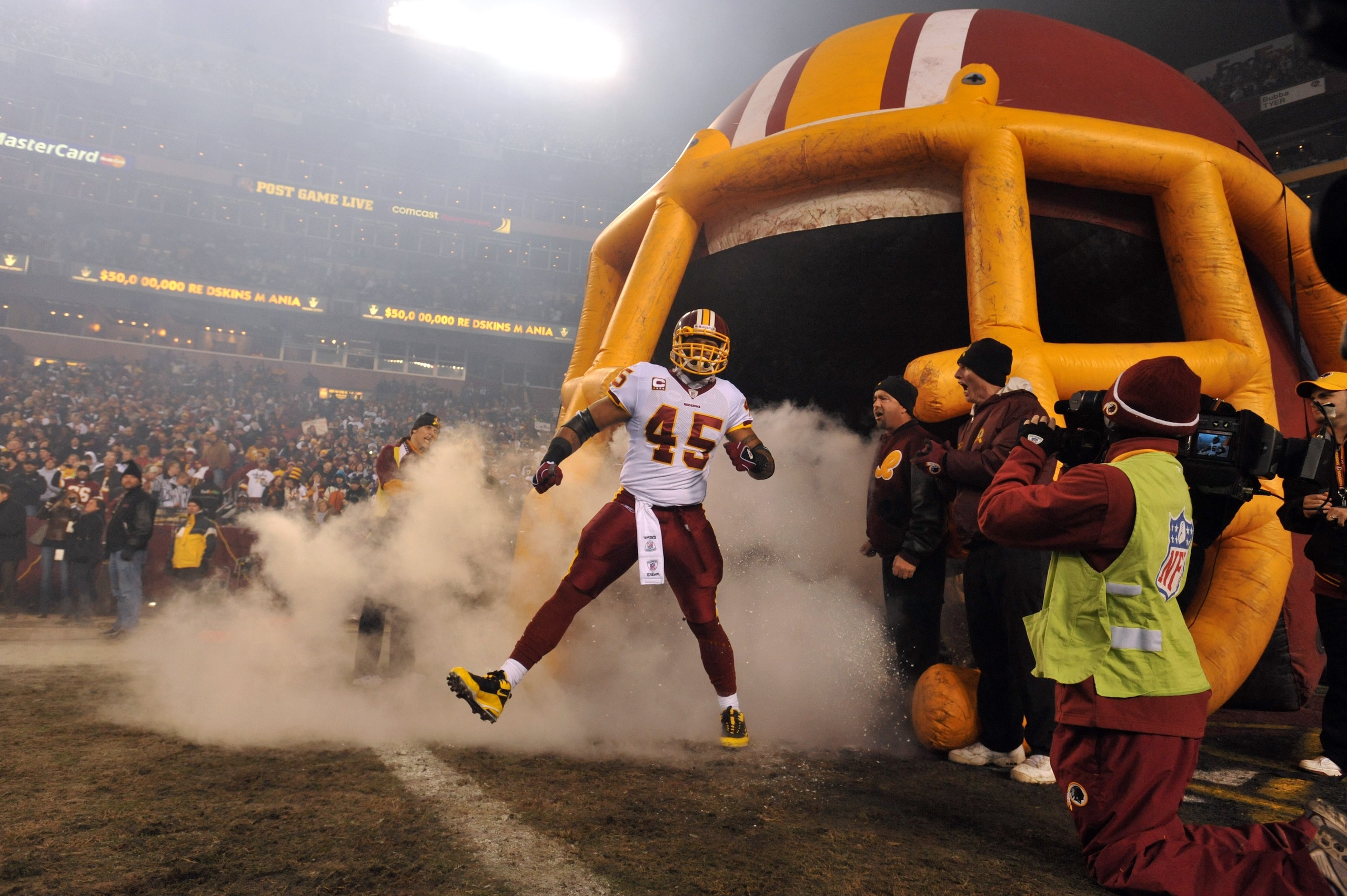 LANDOVER, MD - DECEMBER 27:  Mike Sellers #45 of the Washington Redskins is introduced before the game against the Dallas Cowboys at FedExField on December 27, 2009 in Landover, Maryland. The Cowboys defeated the Redskins 17-0. (Photo by Larry French/Gett