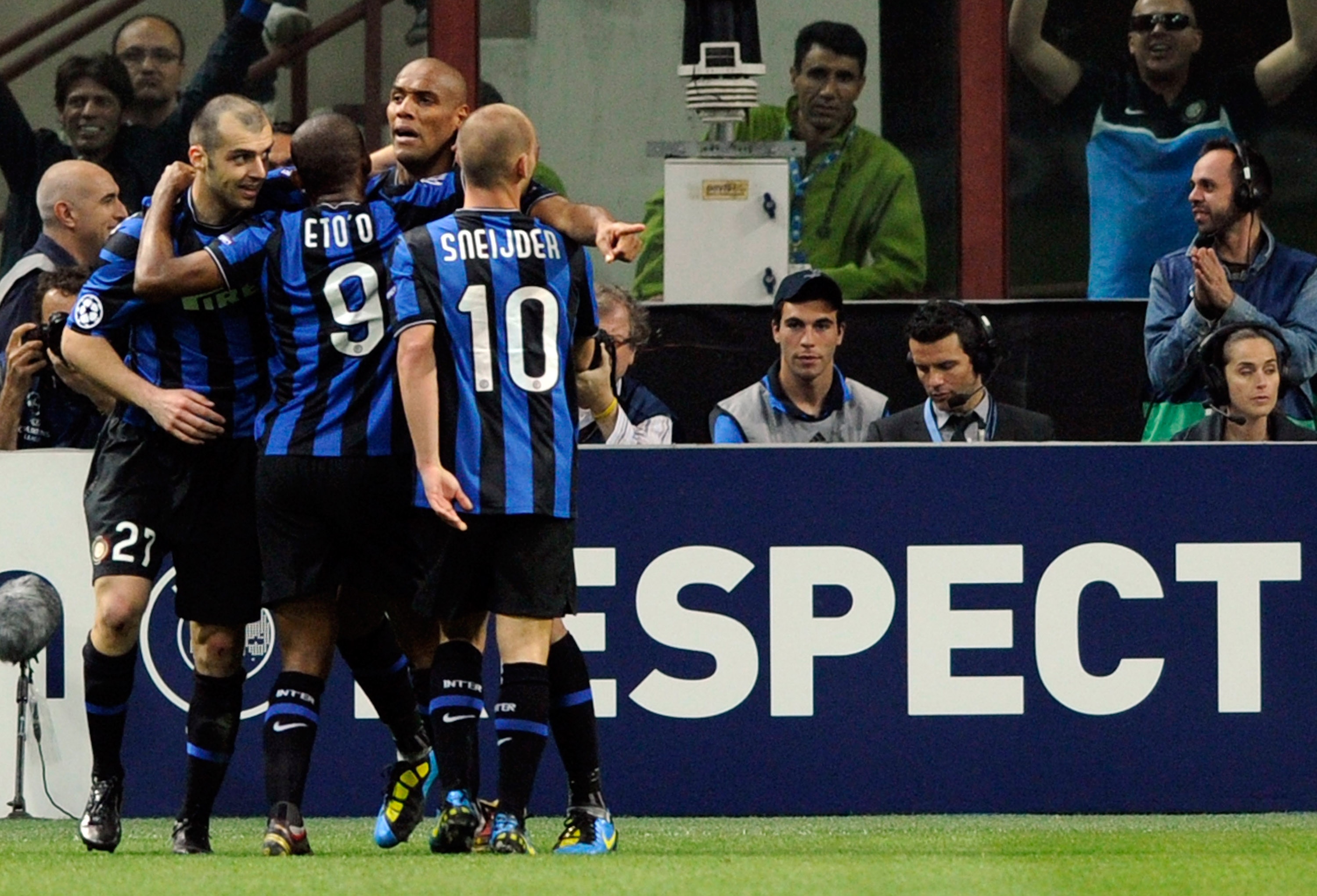 MILAN, ITALY - APRIL 20:  Maicon (2nd R) of Inter Milan celebrates his 2:1 goal with teammates Goran Pandev, Samuel Eto'o and Wesley Sneijder during the UEFA Champions League Semi Final First Leg match between Inter Milan and Barcelona at Giuseppe Meazza