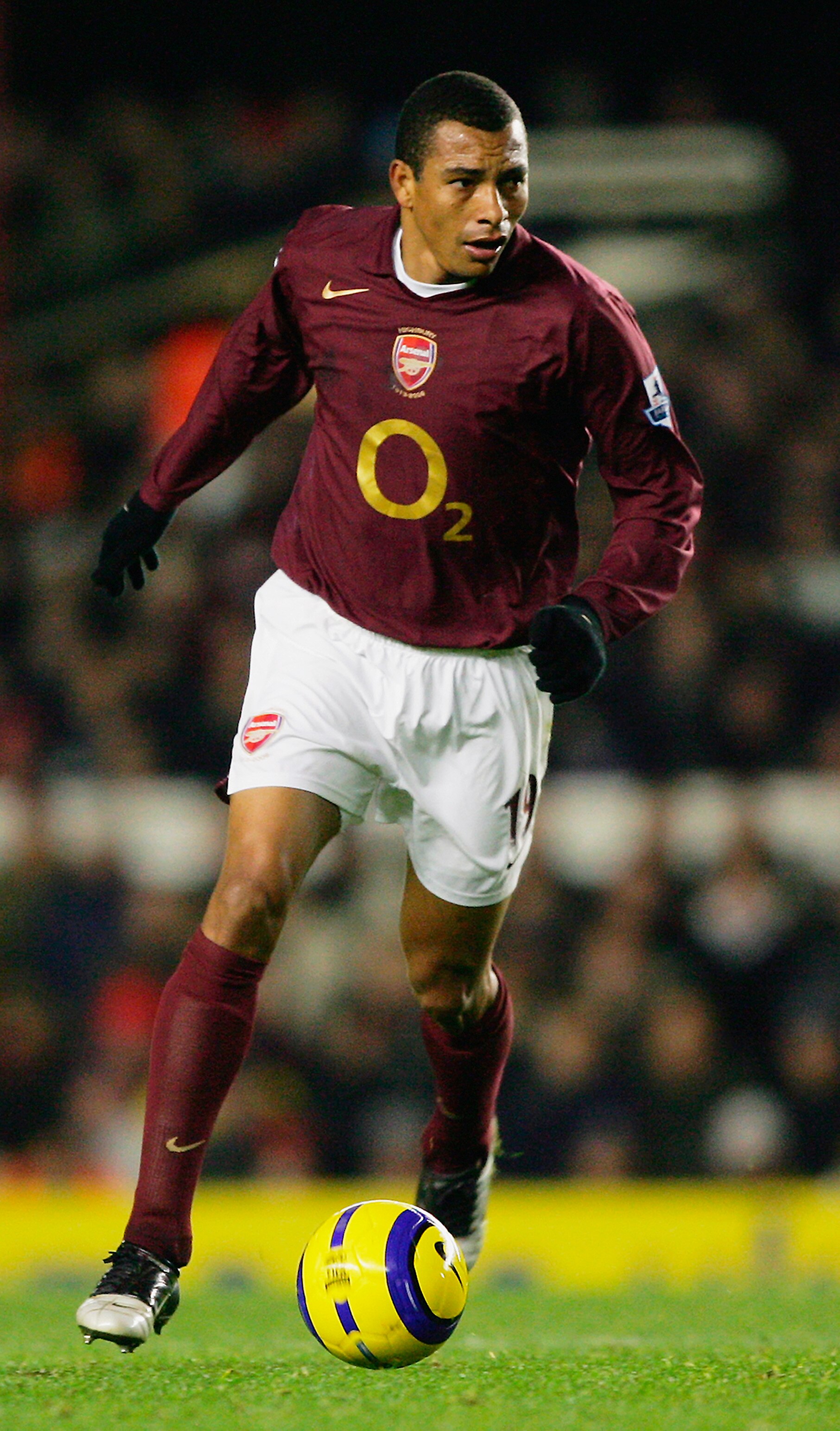 LONDON - DECEMBER 28: Gilberto of Arsenal controls the ball during the Barclays Premiership match between Arsenal and Portsmouth at Highbury on December 28, 2005 in London, England. (Photo by Clive Mason/Getty Images)