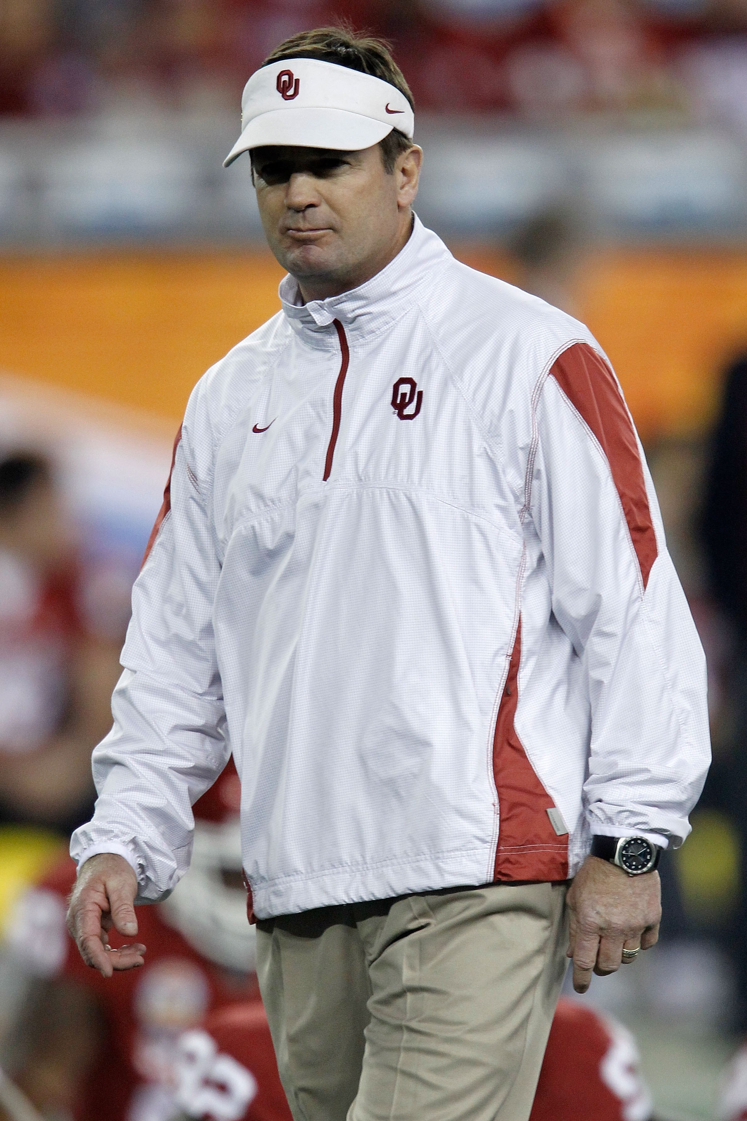 GLENDALE, AZ - JANUARY 01:  Bob Stoops of the Oklahoma Sooners watches practice from the field before taking on the Connecticut Huskies during the Tostitos Fiesta Bowl at the Universtity of Phoenix Stadium on January 1, 2011 in Glendale, Arizona.  (Photo