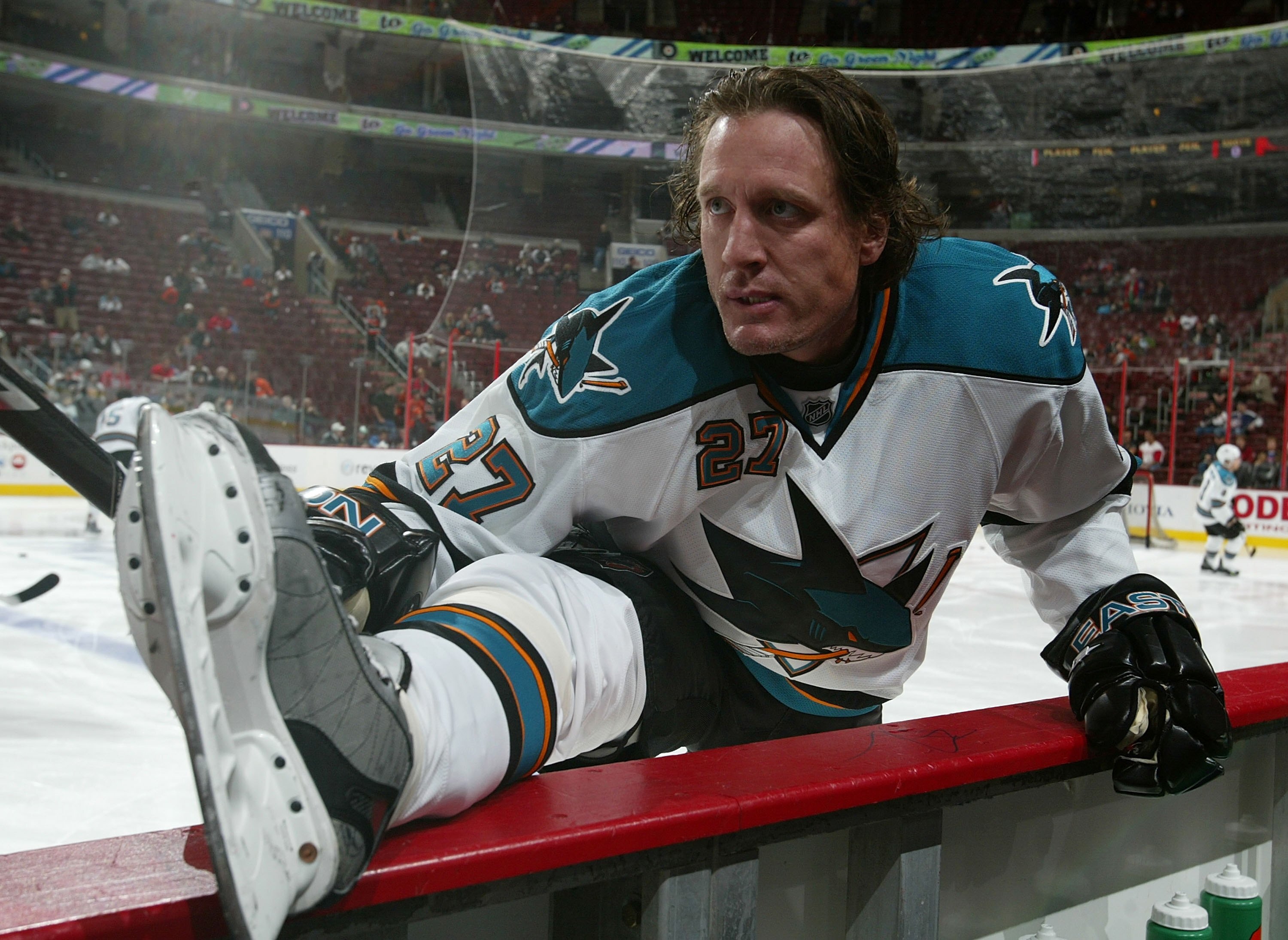PHILADELPHIA - OCTOBER 22: Jeremy Roenick #27 of the San Jose Sharks prepares to skate against the Philadelphia Flyers on October 22, 2008 at the Wachovia Center in Philadelphia, Pennsylvania. (Photo by Bruce Bennett/Getty Images)
