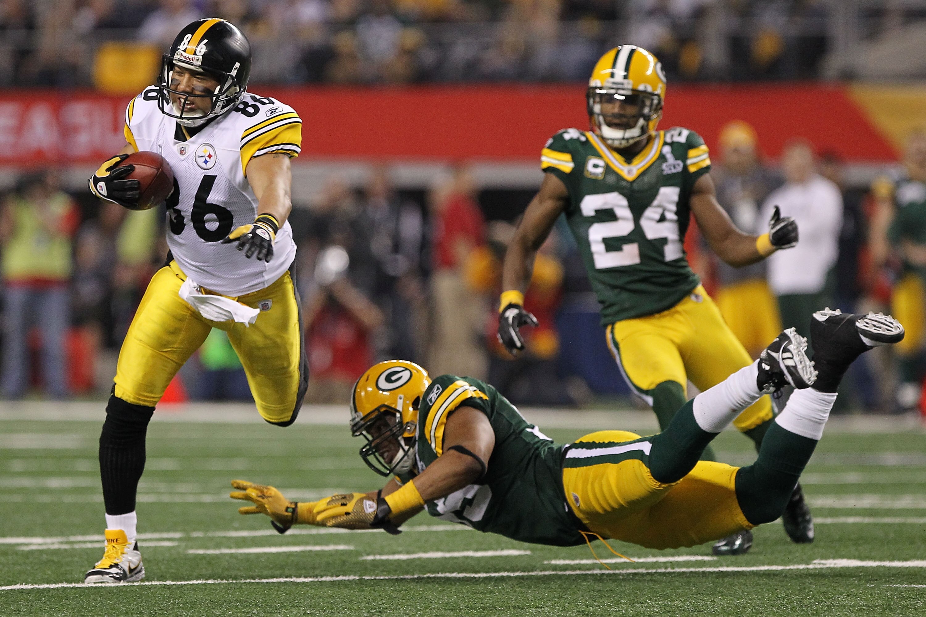 ARLINGTON, TX - FEBRUARY 06:  Hines Ward #86 of the Pittsburgh Steelers tries to avoid the tackle of Desmond Bishop #55 of the Green Bay Packers during Super Bowl XLV at Cowboys Stadium on February 6, 2011 in Arlington, Texas.  (Photo by Doug Pensinger/Ge