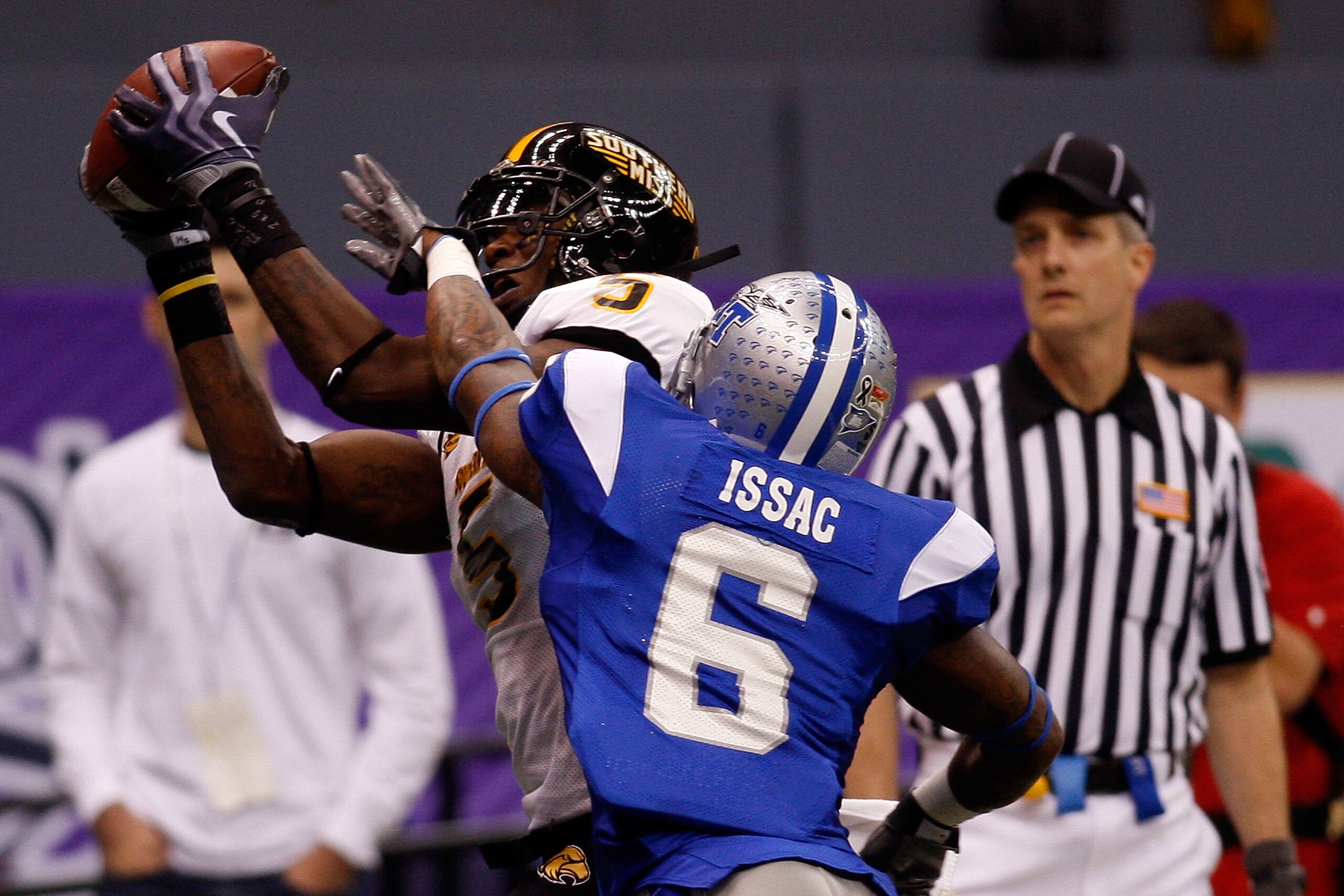 NEW ORLEANS - DECEMBER 20:  DeAndre Brown #5 of the Southern Miss Golden Eagles catches a touchdown pass over Rod Issac #6 of the Middle Tennessee Blue Raiders during the R+L Carriers New Orleans Bowl at the Louisiana Superdome on December 20, 2009 in New