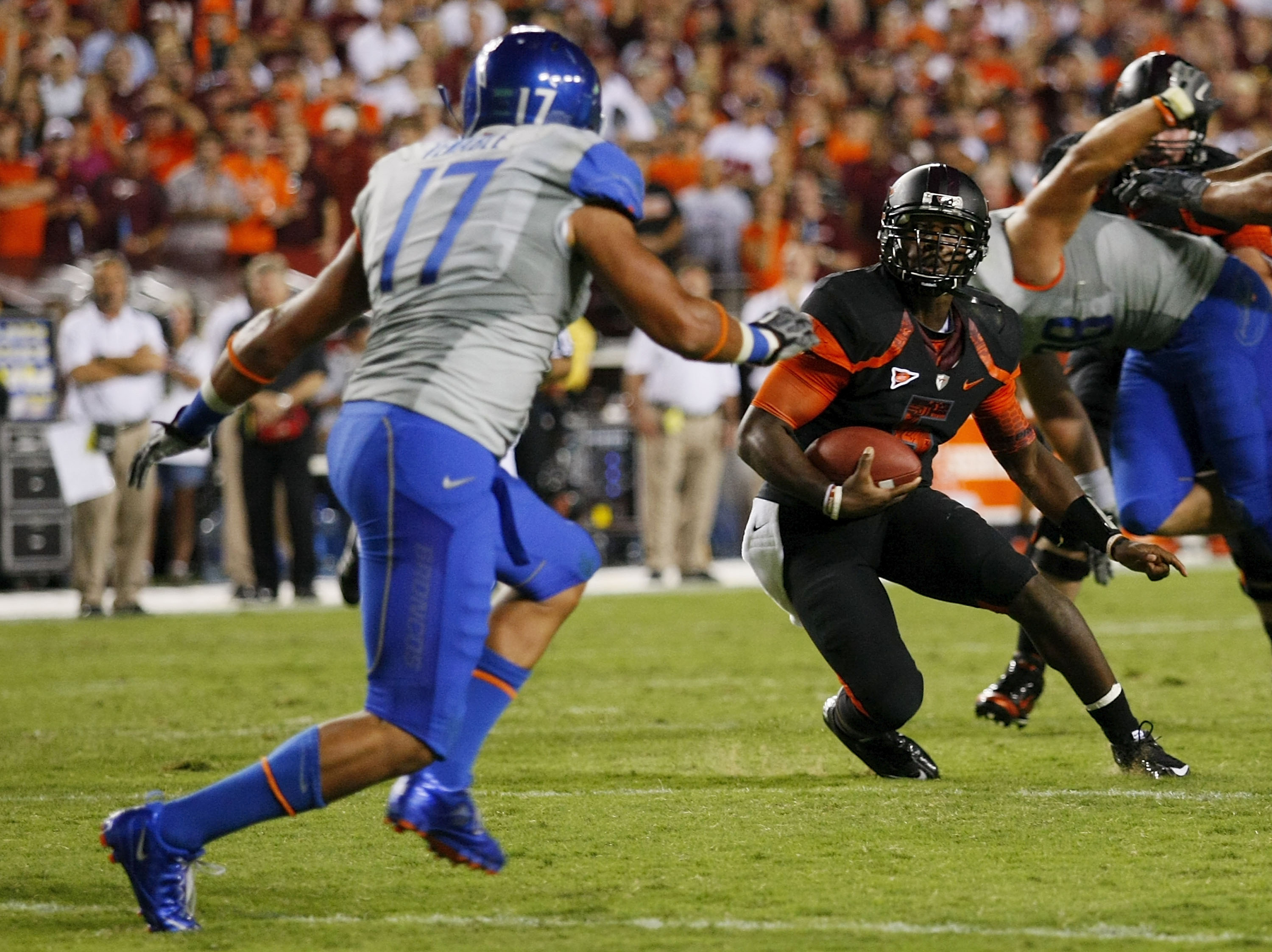 LANDOVER, MD - SEPTEMBER 06:  Quarterback Tyrod Taylor #5 of the Virginia Tech Hokies runs with the ball as safety Winston Venable #17 of the Boise State Broncos defends at FedExField on September 6, 2010 in Landover, Maryland.  (Photo by Geoff Burke/Gett