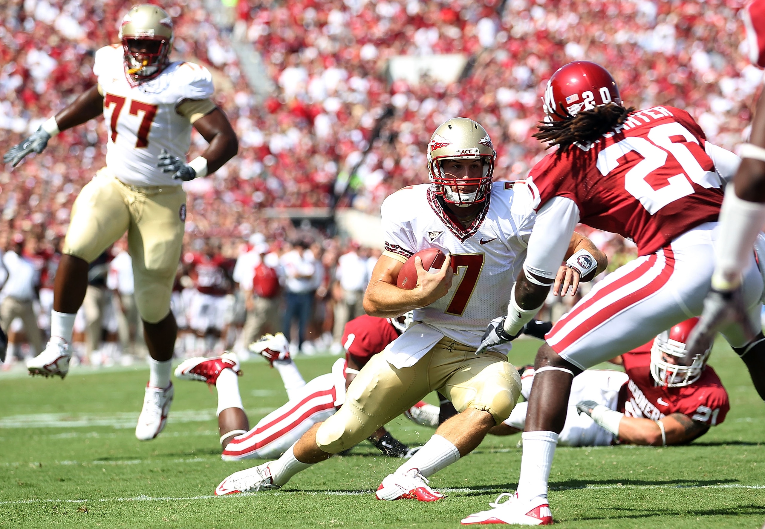 NORMAN, OK - SEPTEMBER 11: Quarterback Christian Ponder #7 of the Florida State Seminoles runs the ball against Quinton Carter #20 of the Oklahoma Sooners at Gaylord Family Oklahoma Memorial Stadium on September 11, 2010 in Norman, Oklahoma. (Photo by R NORMAN, OK - SEPTEMBER 11: Quarterback Christian Ponder #7 of the Florida State Seminoles runs the ball against Quinton Carter #20 of the Oklahoma Sooners at Gaylord Family Oklahoma Memorial Stadium on September 11, 2010 in Norman, Oklahoma. (Photo by R