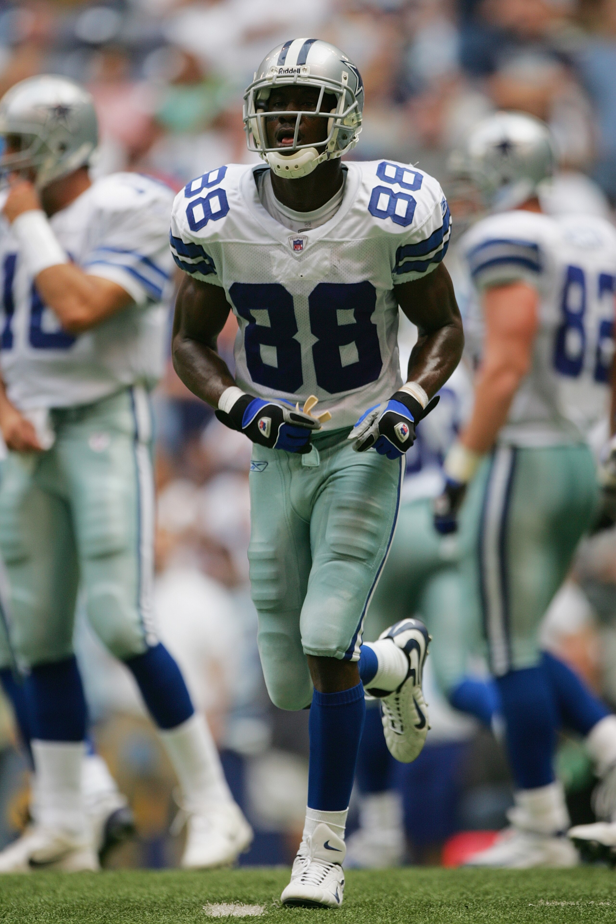 IRVING, TX - OCTOBER 17: Wide reciever Antonio Bryant #88 of the Dallas Cowboys watches from the sideline during the game with the Pittsburgh Steelers at Texas Stadium on October 17, 2004 in Irving, Texas. The Steelers defeated the Cowboys 24-20. (Photo IRVING, TX - OCTOBER 17: Wide reciever Antonio Bryant #88 of the Dallas Cowboys watches from the sideline during the game with the Pittsburgh Steelers at Texas Stadium on October 17, 2004 in Irving, Texas. The Steelers defeated the Cowboys 24-20. (Photo