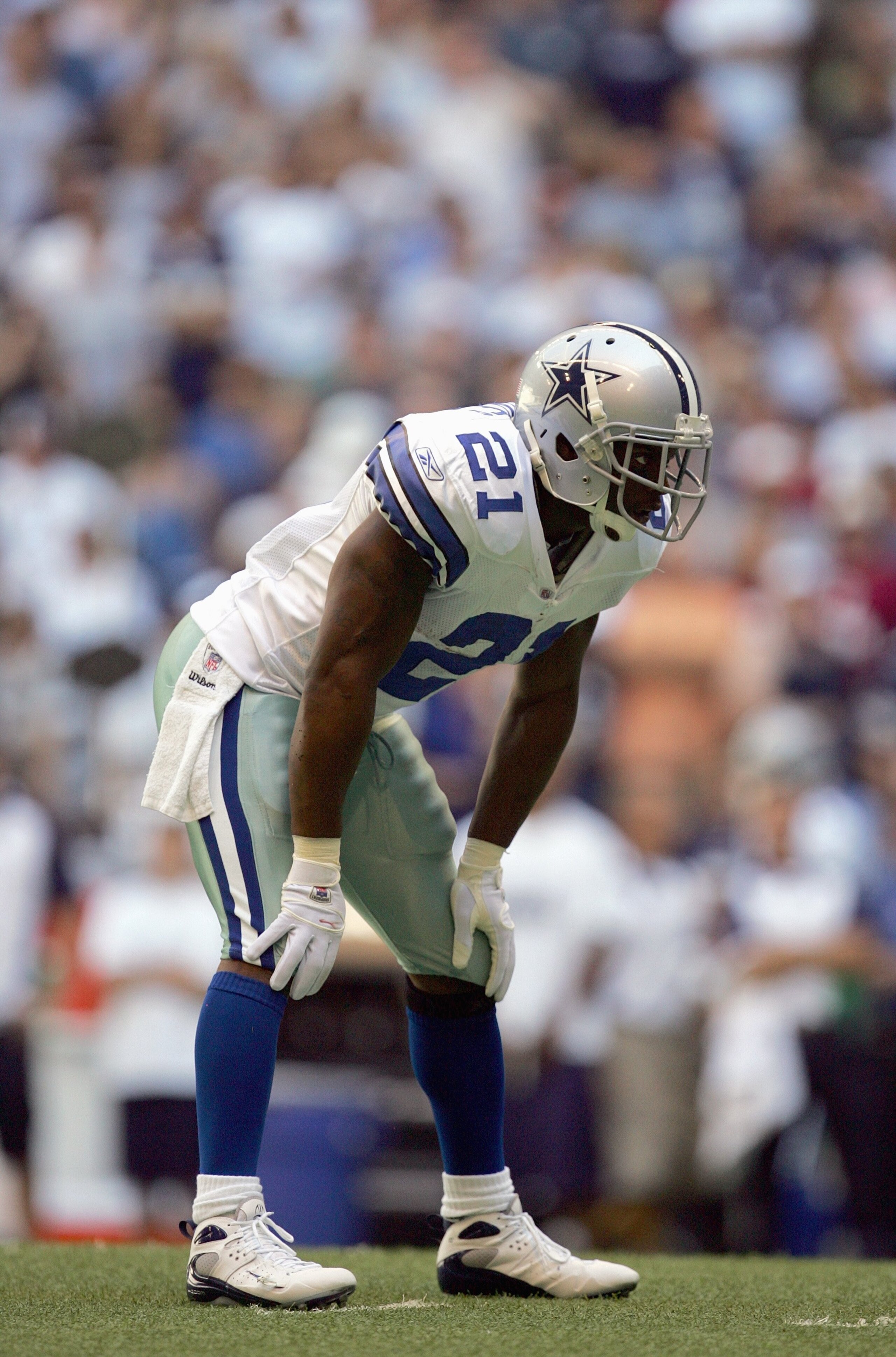 IRVING, TX - OCTOBER 21: Julius Jones #21 of the Dallas Cowboys gets ready on the field during the game against the Minnesota Vikings at Texas Stadium on October 21, 2007 in Irving, Texas. (Photo by Ronald Martinez/Getty Images) IRVING, TX - OCTOBER 21: Julius Jones #21 of the Dallas Cowboys gets ready on the field during the game against the Minnesota Vikings at Texas Stadium on October 21, 2007 in Irving, Texas. (Photo by Ronald Martinez/Getty Images)