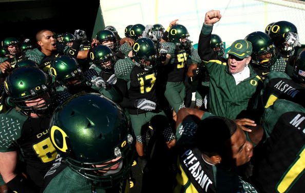 EUGENE, OR - OCTOBER 27:  Head Coach Mike Bellotti of the Oregon Ducks rallies his players before the start of the game against the Southern California Trojans at Autzen Stadium October 27, 2007 in Eugene, Oregon.  (Photo by Jonathan Ferrey/Getty Images)