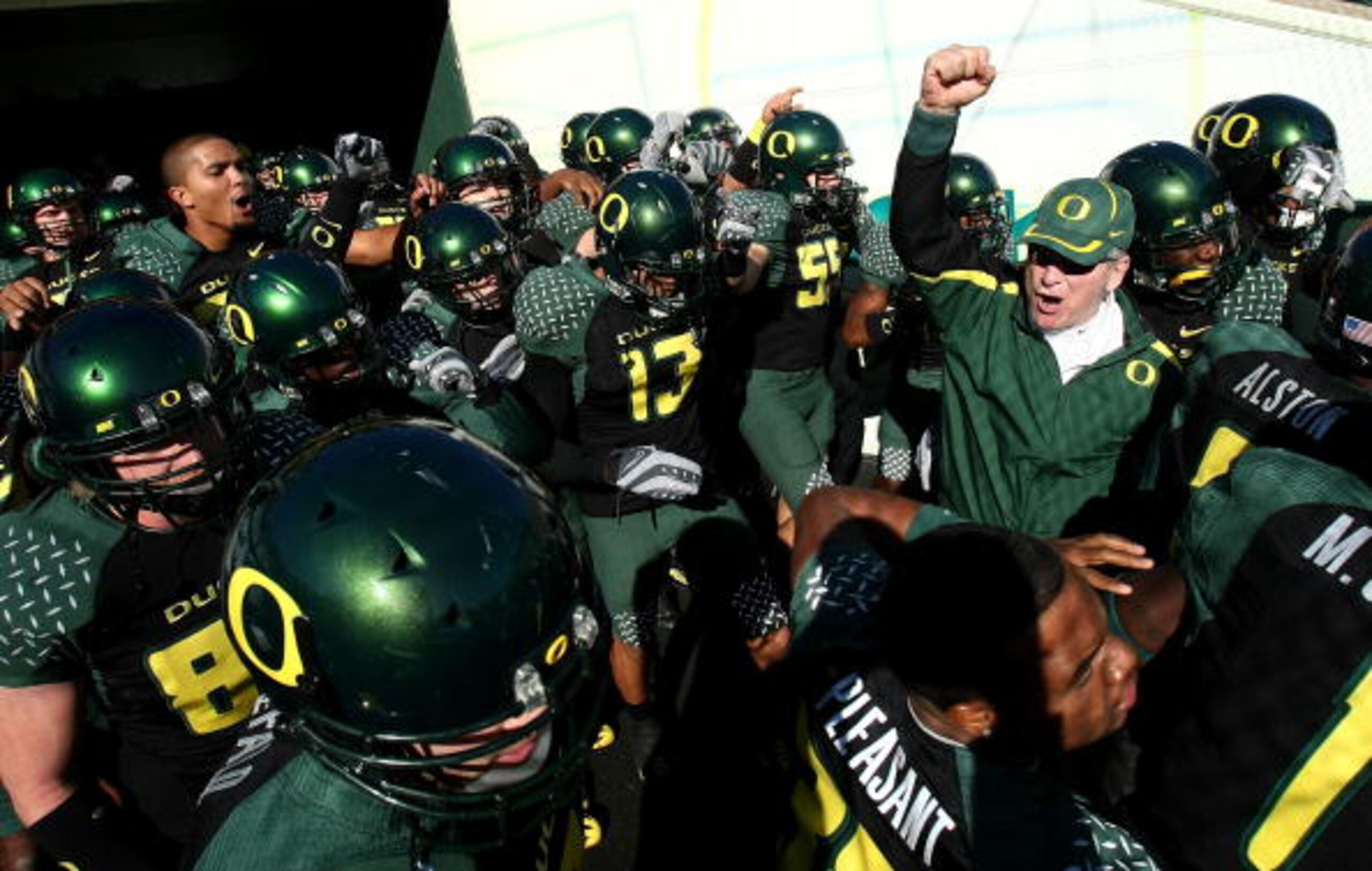 EUGENE, OR - OCTOBER 27:  Head Coach Mike Bellotti of the Oregon Ducks rallies his players before the start of the game against the Southern California Trojans at Autzen Stadium October 27, 2007 in Eugene, Oregon.  (Photo by Jonathan Ferrey/Getty Images)