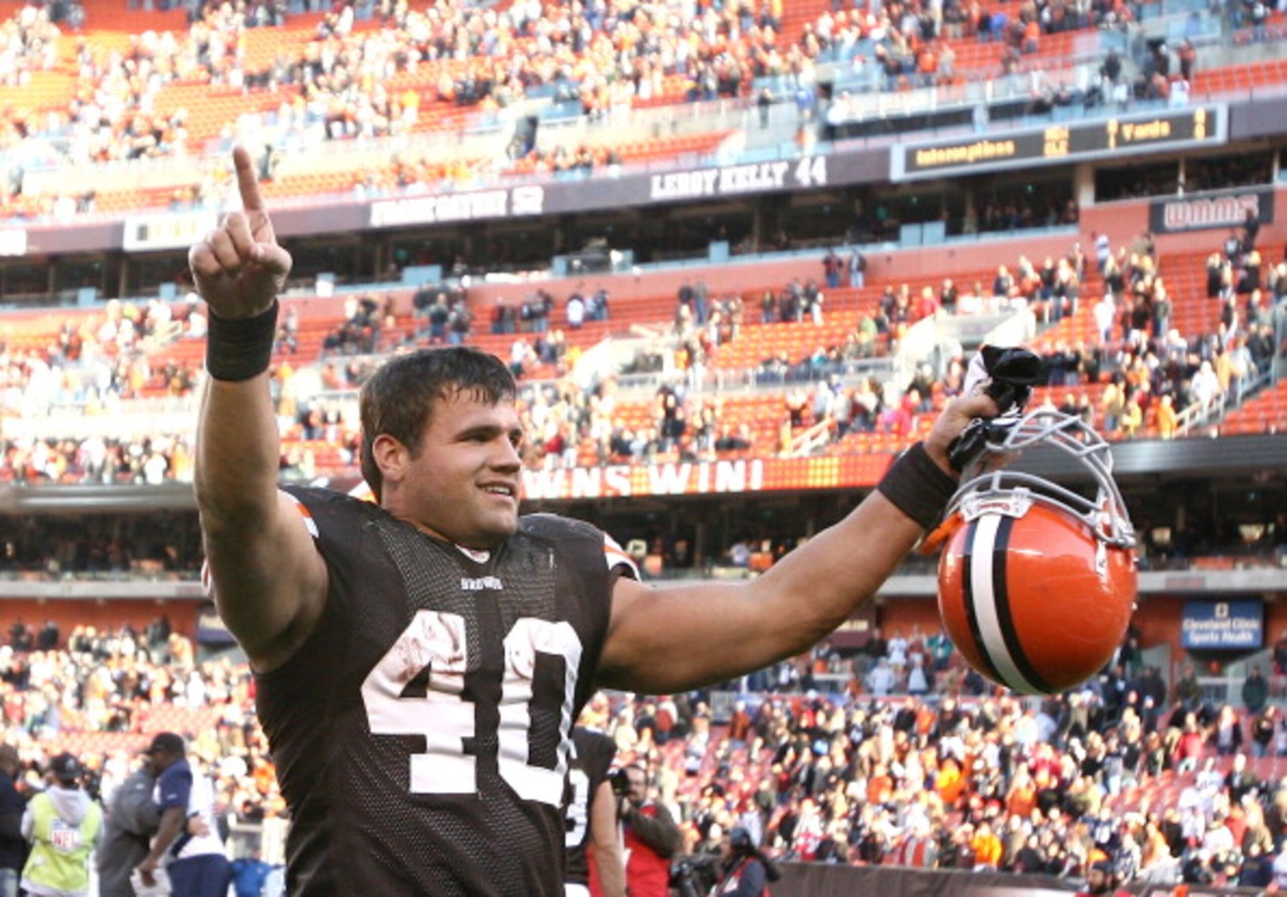 CLEVELAND - NOVEMBER 07:  Running back Peyton Hillis #40 of the Cleveland Browns celebrates their victory over the New England Patriots at Cleveland Browns Stadium on November 7, 2010 in Cleveland, Ohio.  (Photo by Matt Sullivan/Getty Images)