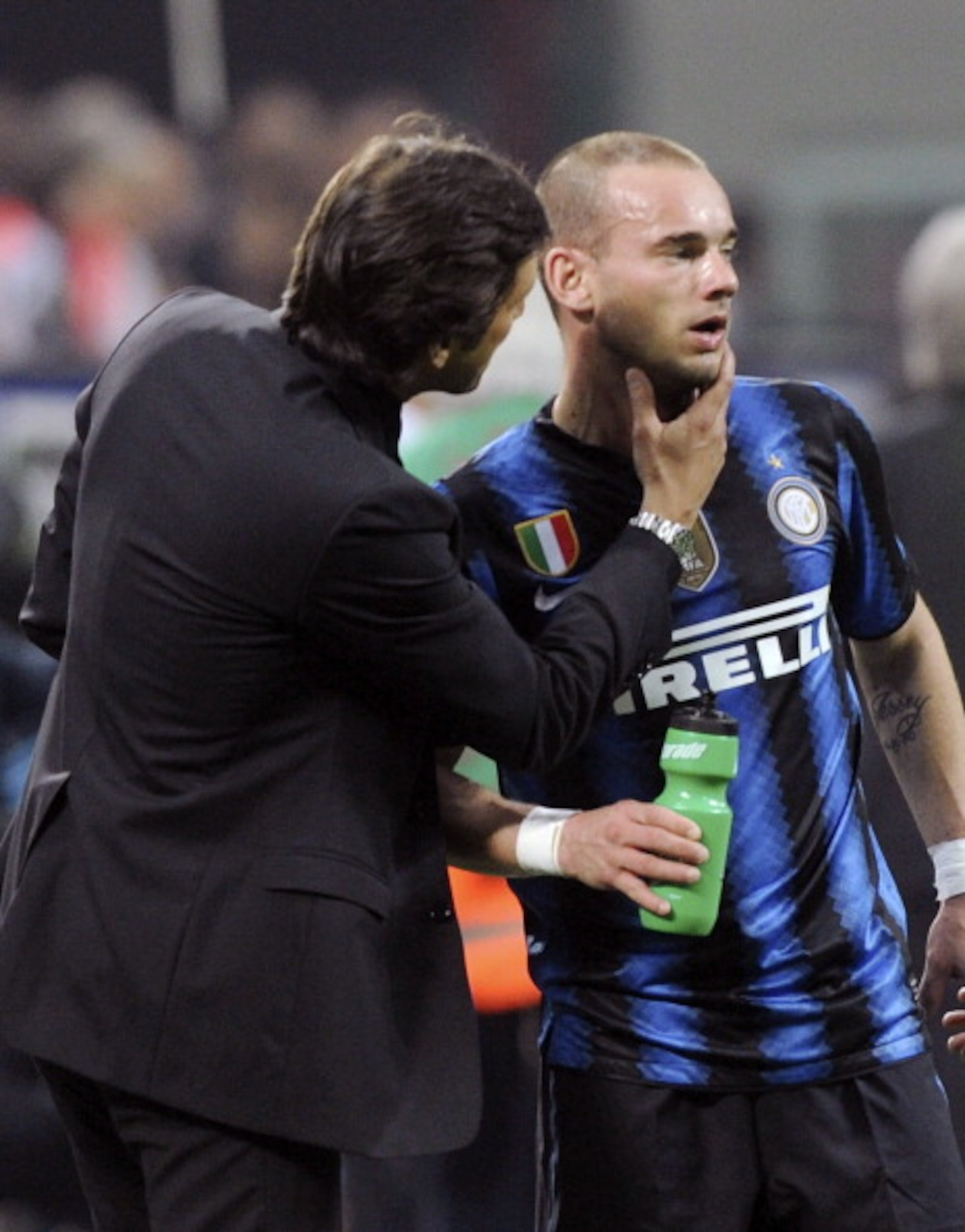 MILAN, ITALY - APRIL 02: Head coach of Inter Leonardo (L) speaks with Wesley Sneijder during the Serie A match between AC Milan and FC Internazionale Milano at Stadio Giuseppe Meazza on April 2, 2011 in Milan, Italy. (Photo by Dino Panato/Getty Images) MILAN, ITALY - APRIL 02: Head coach of Inter Leonardo (L) speaks with Wesley Sneijder during the Serie A match between AC Milan and FC Internazionale Milano at Stadio Giuseppe Meazza on April 2, 2011 in Milan, Italy. (Photo by Dino Panato/Getty Images)