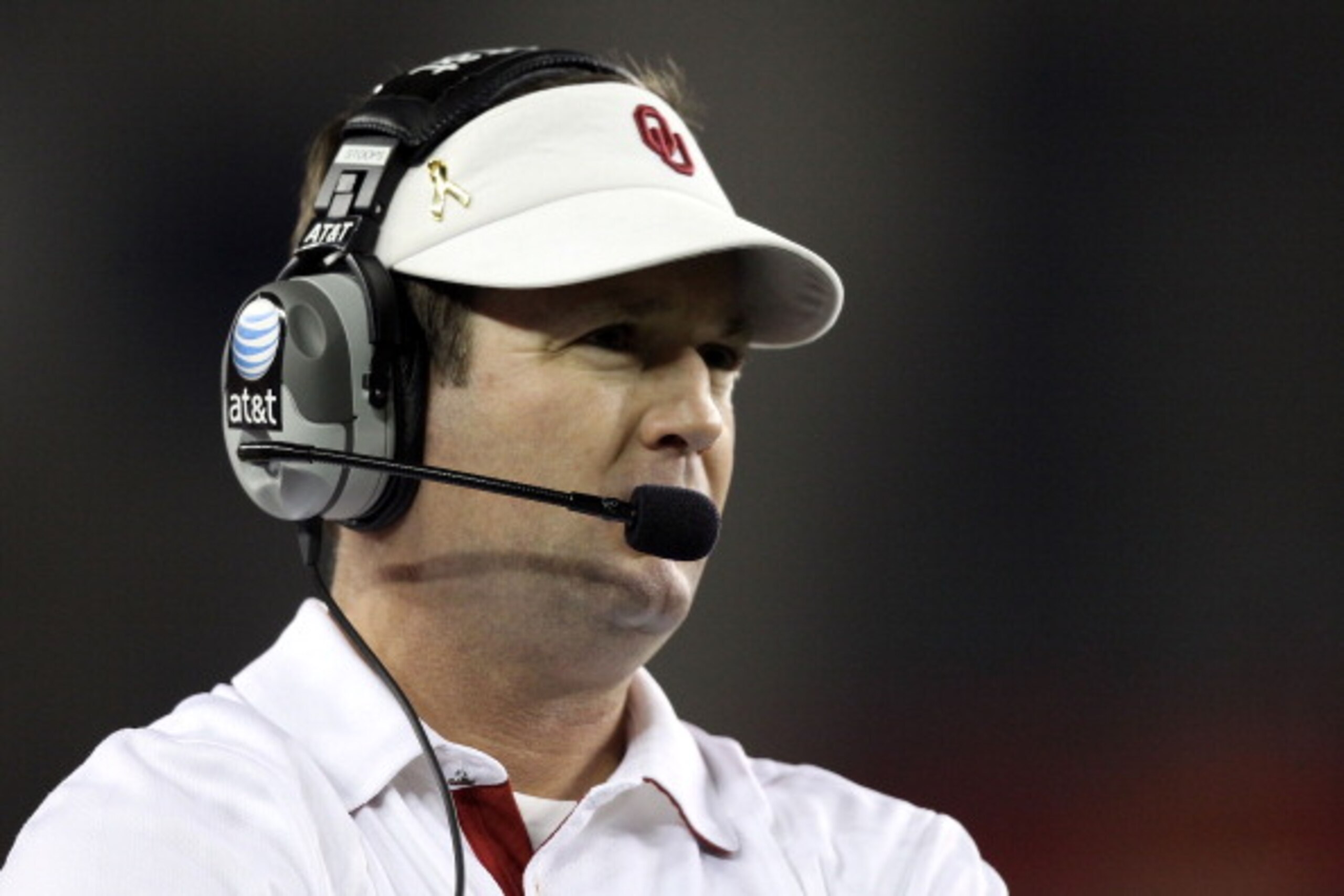 GLENDALE, AZ - JANUARY 01:  Head coach Bob Stoops looks on while taking on the Connecticut Huskies during the Tostitos Fiesta Bowl at the Universtity of Phoenix Stadium on January 1, 2011 in Glendale, Arizona.  (Photo by Christian Petersen/Getty Images)