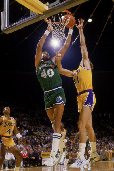 LOS ANGELES - 1986:  James Donaldson #40 of the Dalla Mavericks battles for a jump shot under the basket during the NBA game against the Los Angeles Lakers at the Great Western Forum in 1986. NOTE TO USER: User expressly acknowledges and agrees that, by d