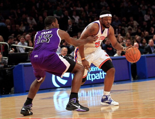 NEW YORK, NY - JANUARY 14: Bill Walker #5 of the New York Knicks drives against Tyreke Evans #13 of the Sacramento Kings at Madison Square Garden on January 14, 2011 in New York City. NOTE TO USER: User expressly acknowledges and agrees that, by downloadi
