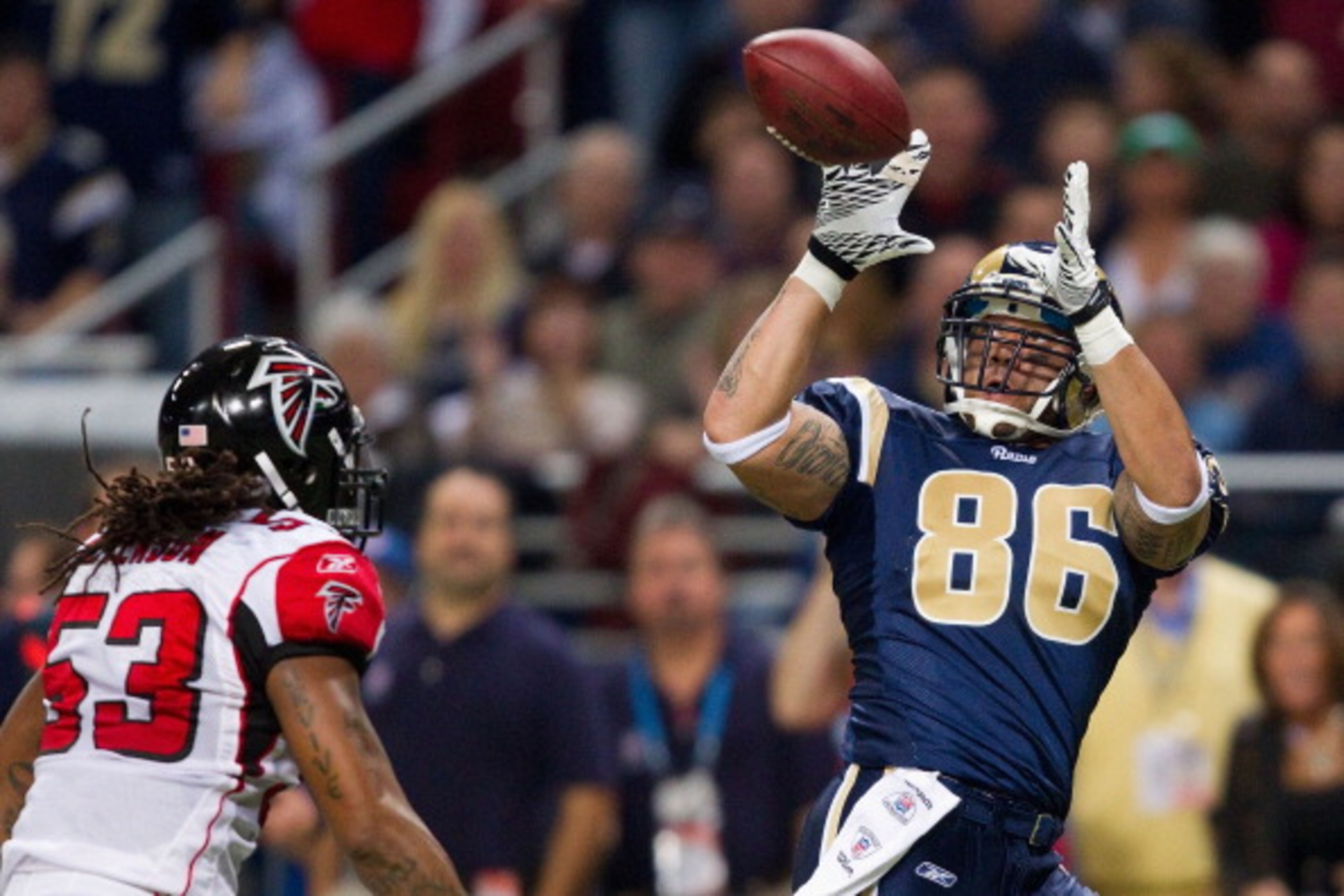 ST. LOUIS - NOVEMBER 21: Michael Hoomanawanui #86 of the St. Louis Rams hauls in a touchdown pass against the Atlanta Falcons at the Edward Jones Dome on November 21, 2010 in St. Louis, Missouri.  The Falcons beat the Rams 34-17.  (Photo by Dilip Vishwana
