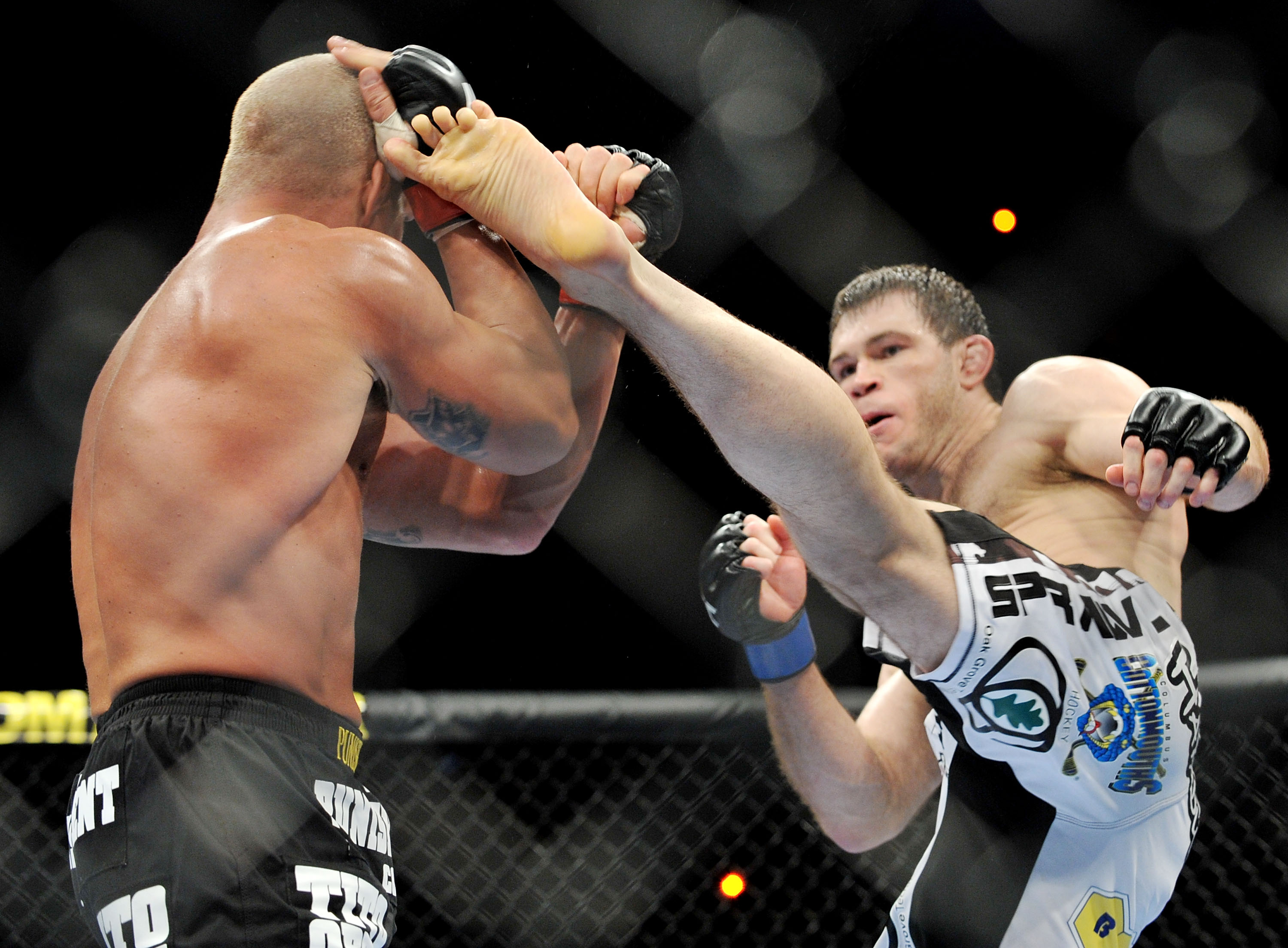 LAS VEGAS - NOVEMBER 21: Tito Ortiz (L) battles Forrest Griffin (R) during their Light Heavyweight Fight at the UFC 106 at Mandalay Bay Events Center on November 21, 2009 in Las Vegas, Nevada. (Photo by Jon Kopaloff/Getty Images)