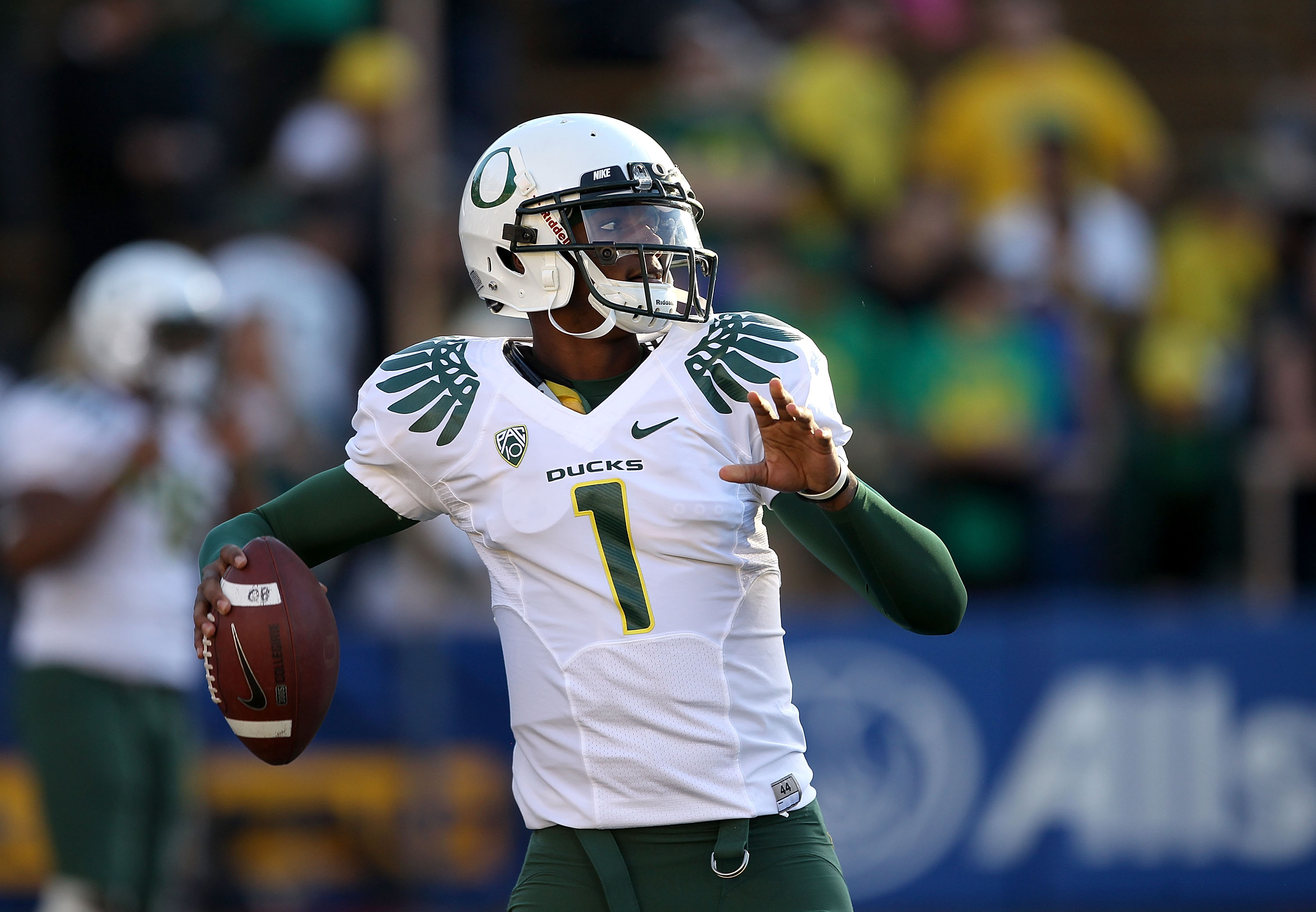 BERKELEY, CA - NOVEMBER 13:  Darron Thomas #1 of the Oregon Ducks warms up before their game against the California Golden Bears  at California Memorial Stadium on November 13, 2010 in Berkeley, California.  (Photo by Ezra Shaw/Getty Images)