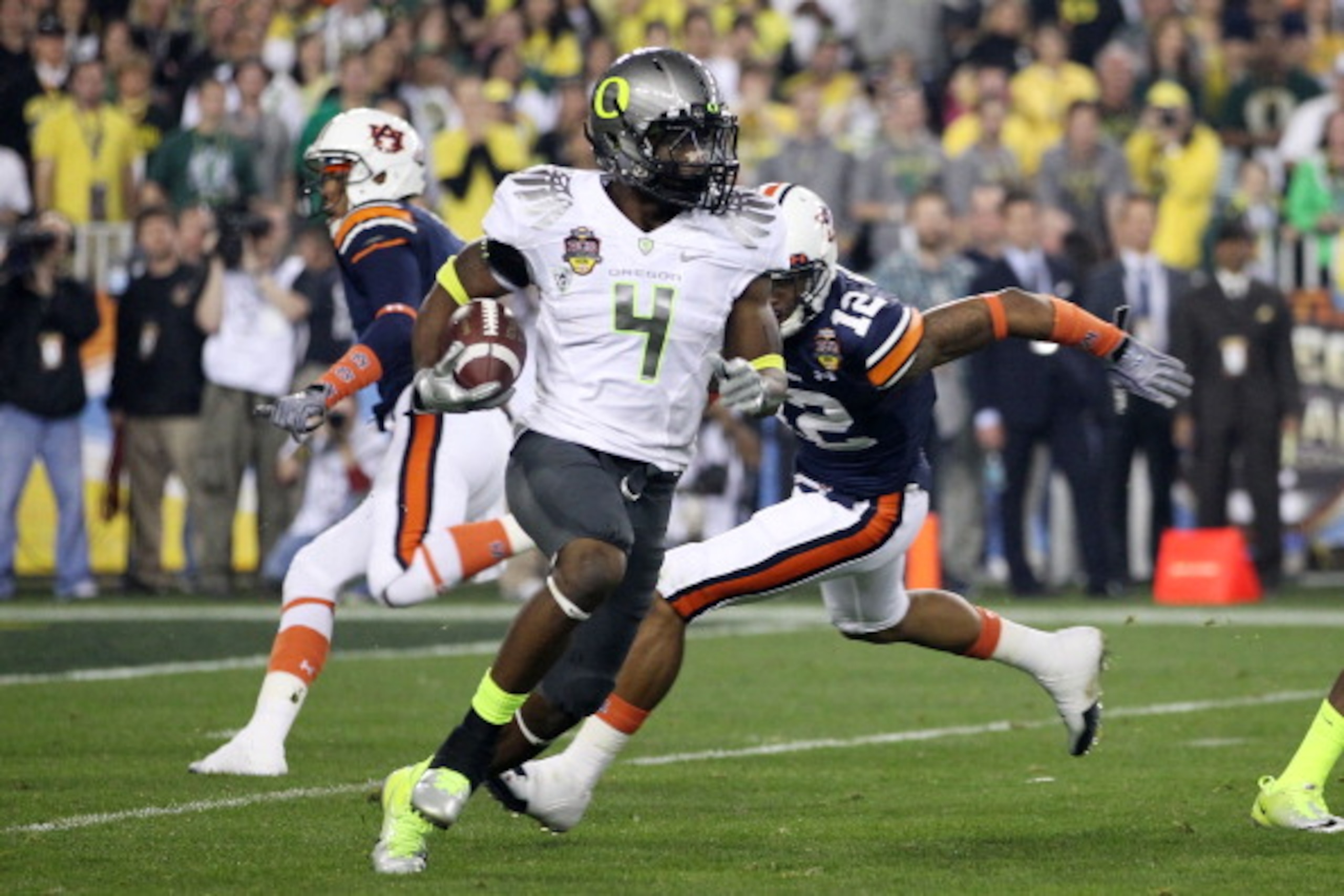 GLENDALE, AZ - JANUARY 10:  Josh Huff #4 of the Oregon Ducks runs down field against the Auburn Tigers during the Tostitos BCS National Championship Game at University of Phoenix Stadium on January 10, 2011 in Glendale, Arizona.  (Photo by Christian Peter