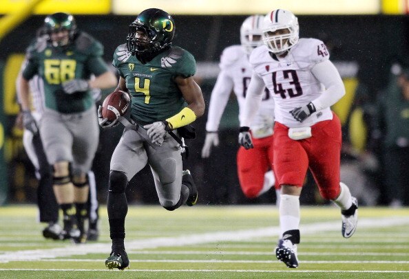 EUGENE, OR - NOVEMBER 26:  Josh Huff #4 of the Oregon Ducks runs  for a touchdown in the 3rd quarter against  the Arizona Wildcats on November 26, 2010 at the Autzen Stadium in Eugene, Oregon.  (Photo by Jonathan Ferrey/Getty Images)