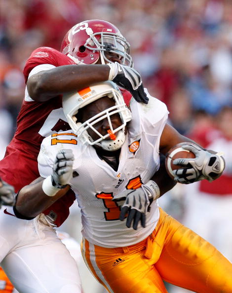 TUSCALOOSA, AL - OCTOBER 24:  Rolando McClain #25 of the Alabama Crimson Tide tackles Bryce Brown #11 of the Tennessee Volunteers at Bryant-Denny Stadium on October 24, 2009 in Tuscaloosa, Alabama.  (Photo by Kevin C. Cox/Getty Images)