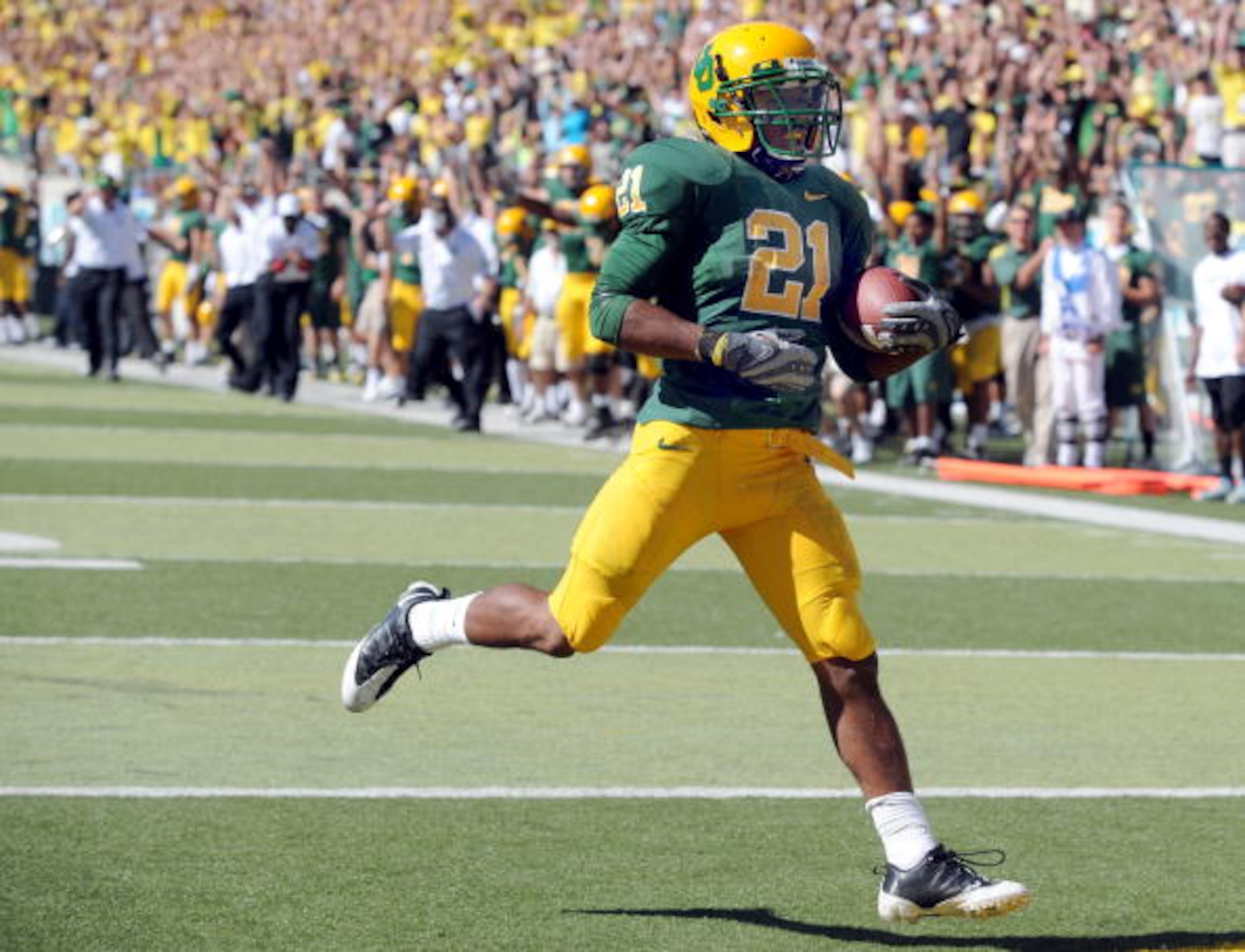 EUGENE, OR - SEPTEMBER 26: Walter Thurmond III #6 of the Oregon Ducks returns a punt for a touchdown in the first quarter of the game against the California Bears at Autzen Stadium on September 26, 2009 in Eugene, Oregon. (Photo by Steve Dykes/Getty Image