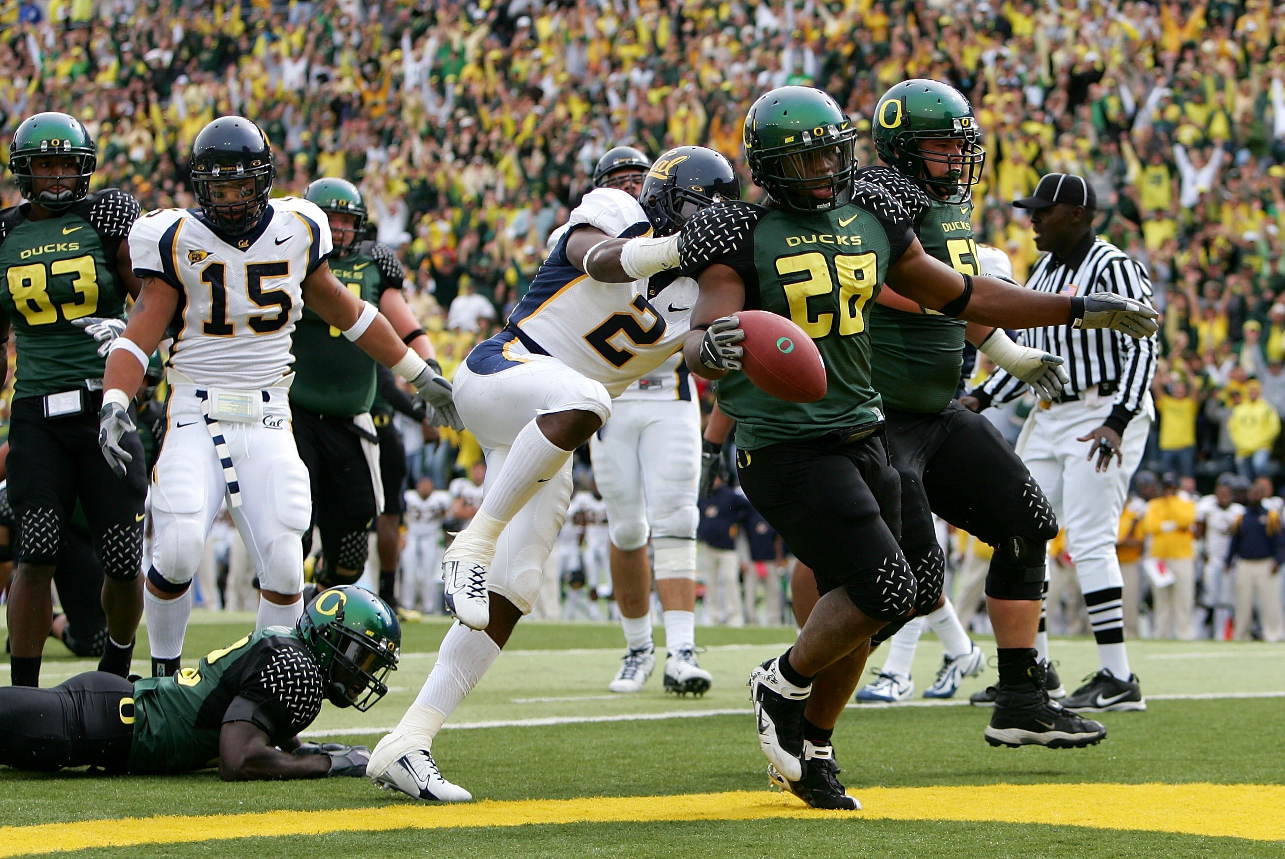 EUGENE, CA - SEPTEMBER 29:  Jonathan Stewart #28  of the Oregon Ducks scores a touchdown against  Bernard Hicks #2 of the California Golden Bears at Autzen Stadium on September 29, 2007 in Eugene, Oregon.  (Photo by Jonathan Ferrey/Getty Images)