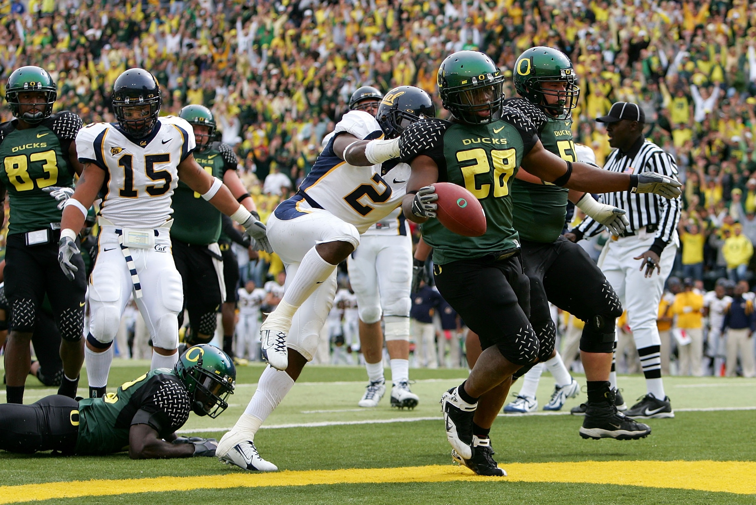 EUGENE, CA - SEPTEMBER 29:  Jonathan Stewart #28  of the Oregon Ducks scores a touchdown against  Bernard Hicks #2 of the California Golden Bears at Autzen Stadium on September 29, 2007 in Eugene, Oregon.  (Photo by Jonathan Ferrey/Getty Images)