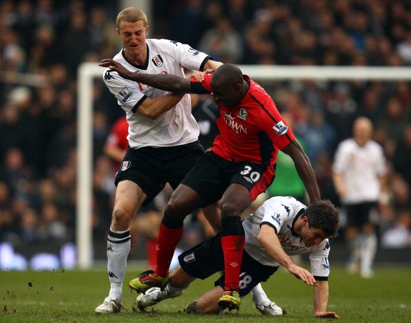 LONDON, ENGLAND - MARCH 05:  Jason Roberts of Blackburn tussles with Brede Hangeland and Aaron Hughes of Fulham during the Barclays Premier League match between Fulham and Blackburn Rovers at Craven Cottage on March 5, 2011 in London, England.  (Photo by