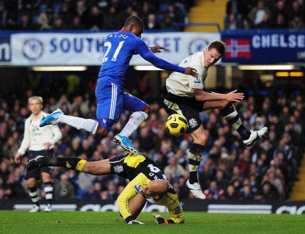 LONDON, ENGLAND - DECEMBER 04:  Salomon Kalou of Chelsea is foiled by Tim Howard and Phil Jagielka of Everton during the Barclays Premier League match between Chelsea and Everton at Stamford Bridge on December 4, 2010 in London, England.  (Photo by Shaun