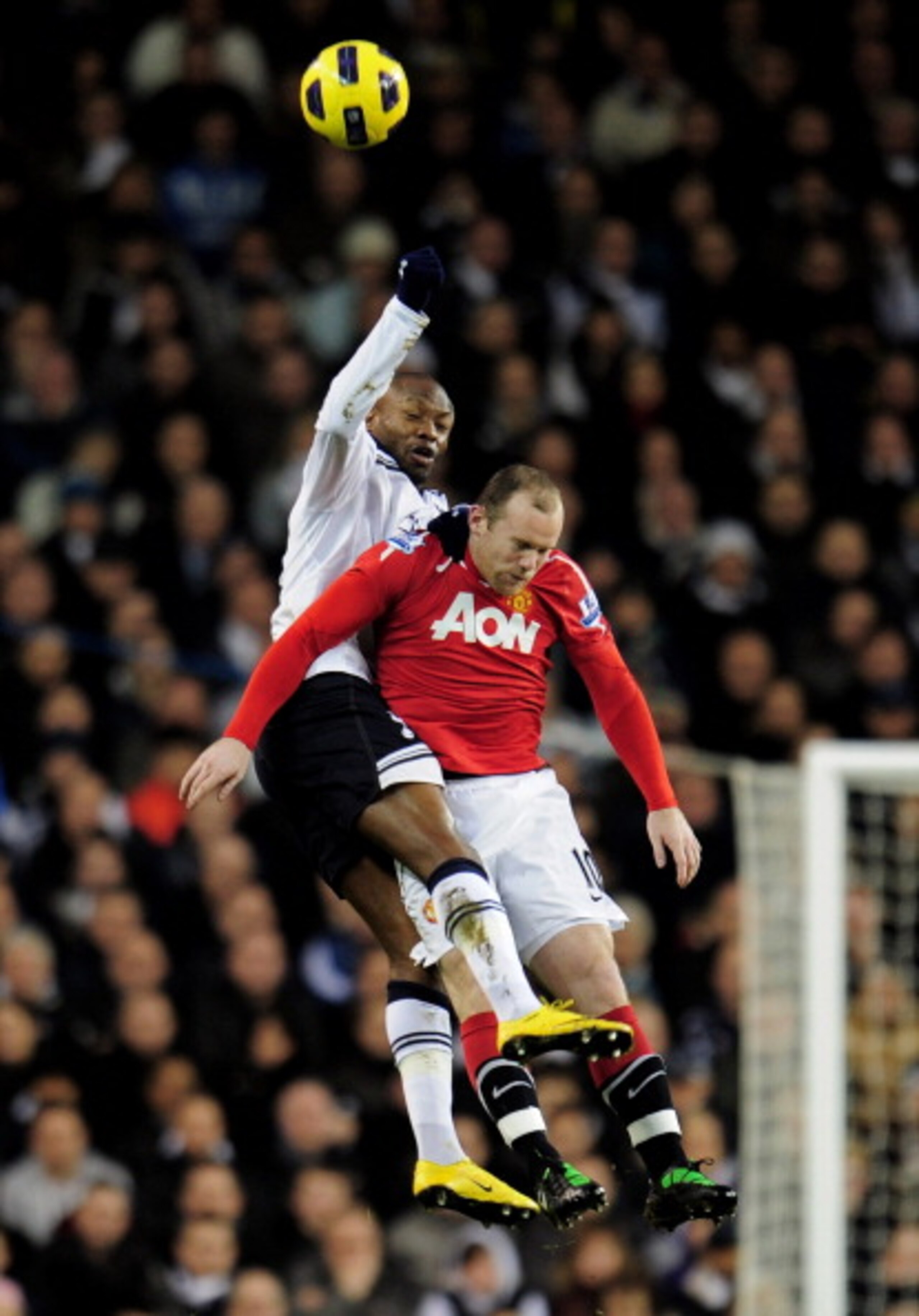 LONDON, ENGLAND - JANUARY 16:  William Gallas of Spurs and Wayne Rooney of Manchester United compete for a header during the Barclays Premier League match between Tottenham Hotspur and Manchester United at White Hart Lane on January 16, 2011 in London, En
