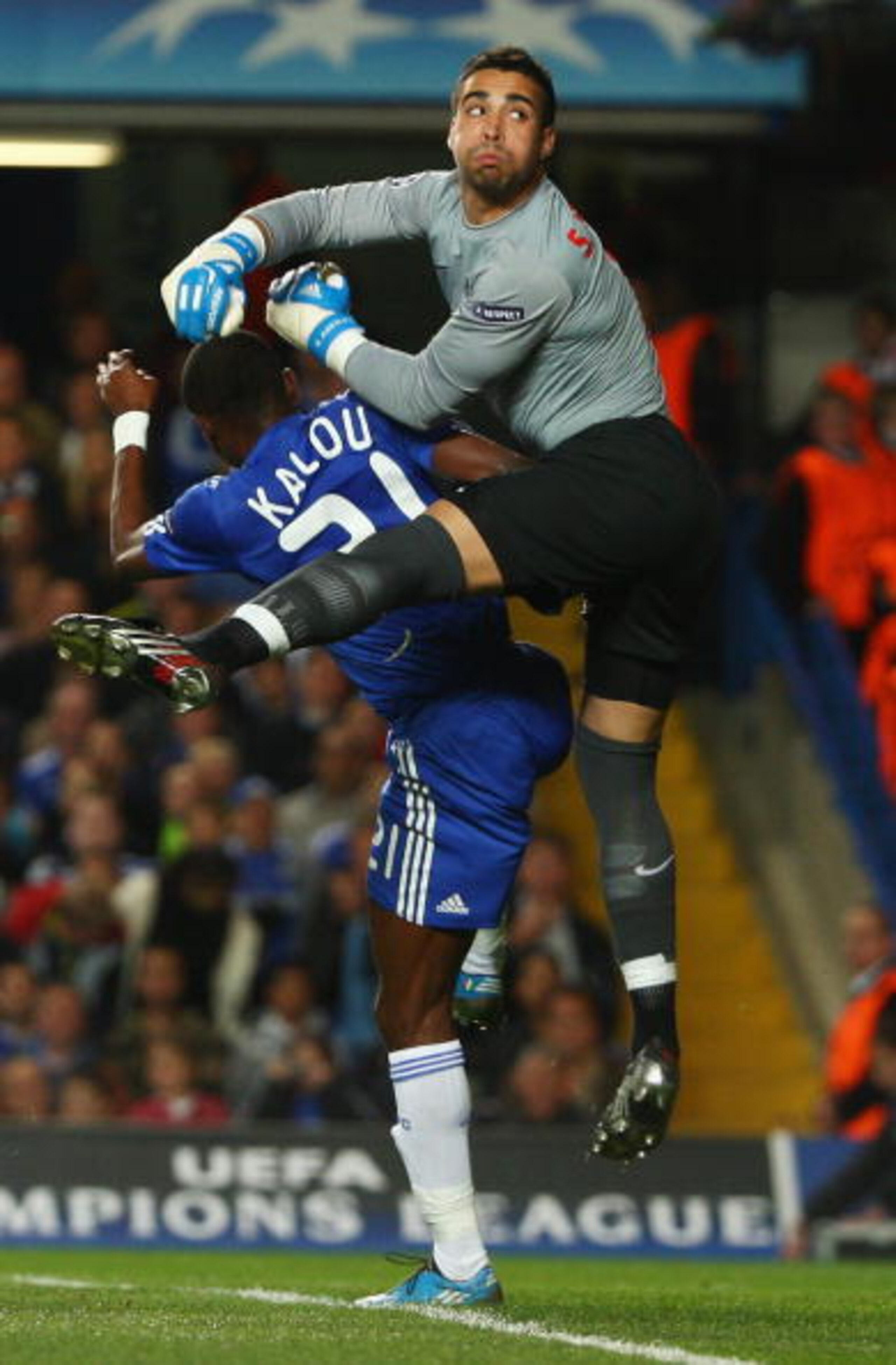 LONDON - OCTOBER 21: Salomon Kalou of Chelsea fouls goalkeeper Sergio Asenjo of Atletico Madrid which sees Frank Lampard's goal to be ruled out during the UEFA Champions League Group D match between Chelsea and Atletico Madrid at Stamford Bridge on Octob LONDON - OCTOBER 21: Salomon Kalou of Chelsea fouls goalkeeper Sergio Asenjo of Atletico Madrid which sees Frank Lampard's goal to be ruled out during the UEFA Champions League Group D match between Chelsea and Atletico Madrid at Stamford Bridge on Octob