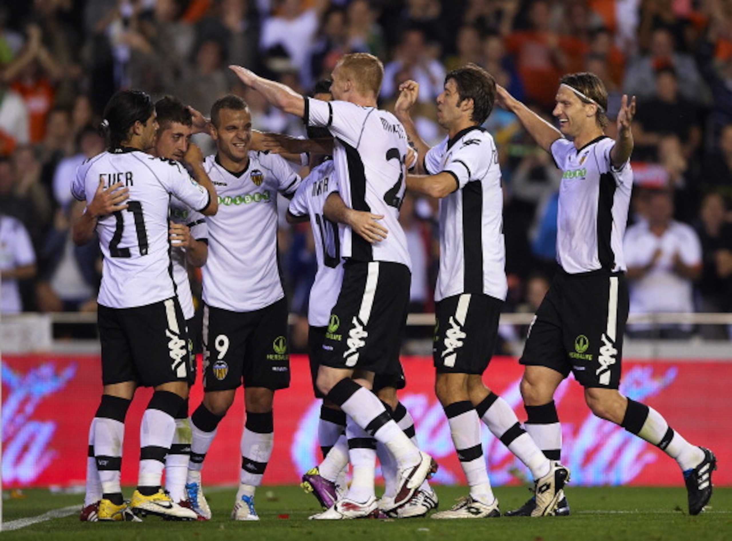VALENCIA, VALENCIA - APRIL 10: Players of Valencia celebrate the third goal during the La Liga match between Valencia and Villarreal at Estadio Mestalla on April 10, 2011 in Valencia, Spain. (Photo by Manuel Queimadelos Alonso/Getty Images) VALENCIA, VALENCIA - APRIL 10: Players of Valencia celebrate the third goal during the La Liga match between Valencia and Villarreal at Estadio Mestalla on April 10, 2011 in Valencia, Spain. (Photo by Manuel Queimadelos Alonso/Getty Images)