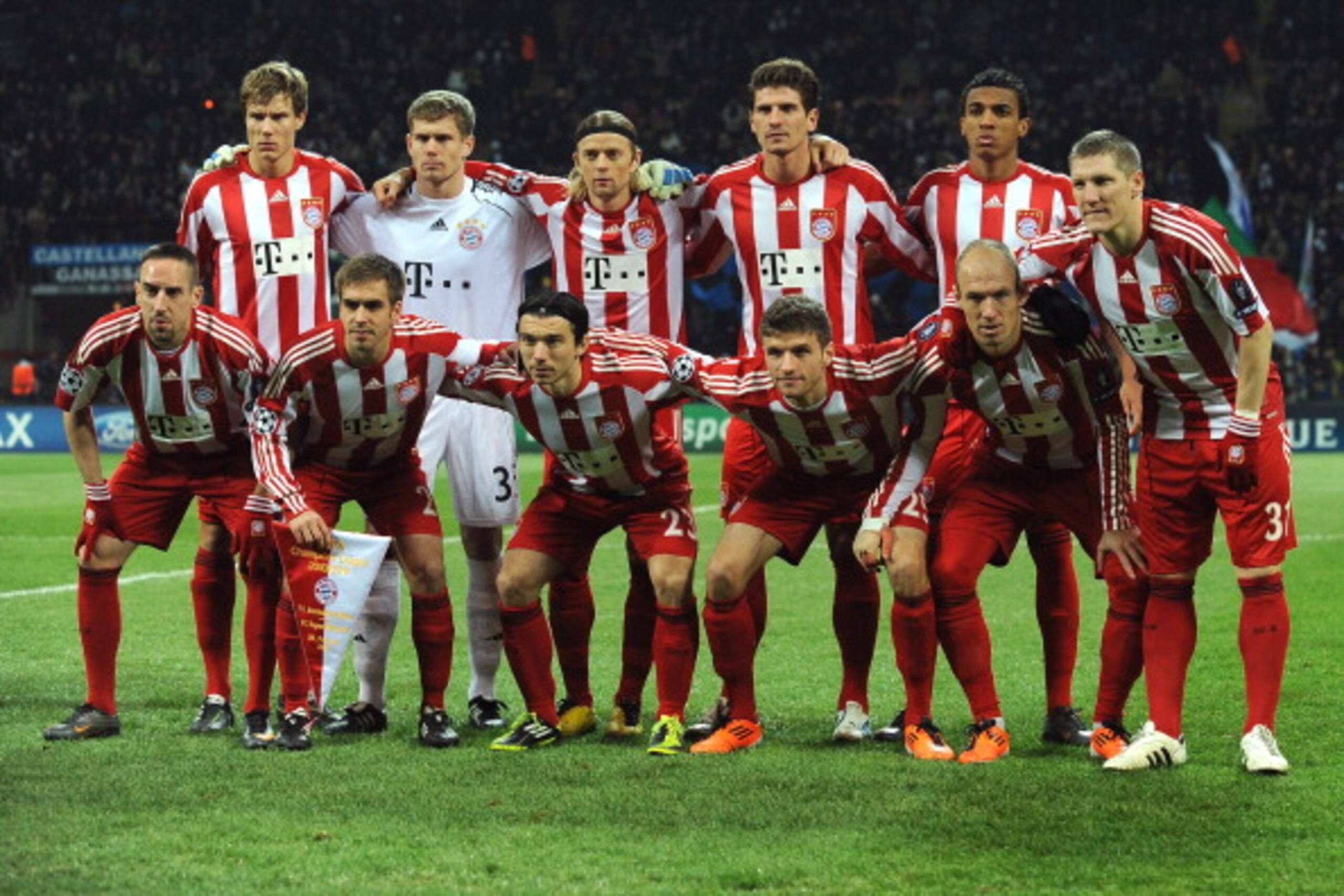 MILAN, ITALY - FEBRUARY 23: Team of FC Bayern Muenchen line up prior to the UEFA Champions League round of 16 first leg match between Inter Milan v FC Bayern Muenchen on February 23, 2011 in Milan, Italy. (Photo by Valerio Pennicino/Getty Images) MILAN, ITALY - FEBRUARY 23: Team of FC Bayern Muenchen line up prior to the UEFA Champions League round of 16 first leg match between Inter Milan v FC Bayern Muenchen on February 23, 2011 in Milan, Italy. (Photo by Valerio Pennicino/Getty Images)