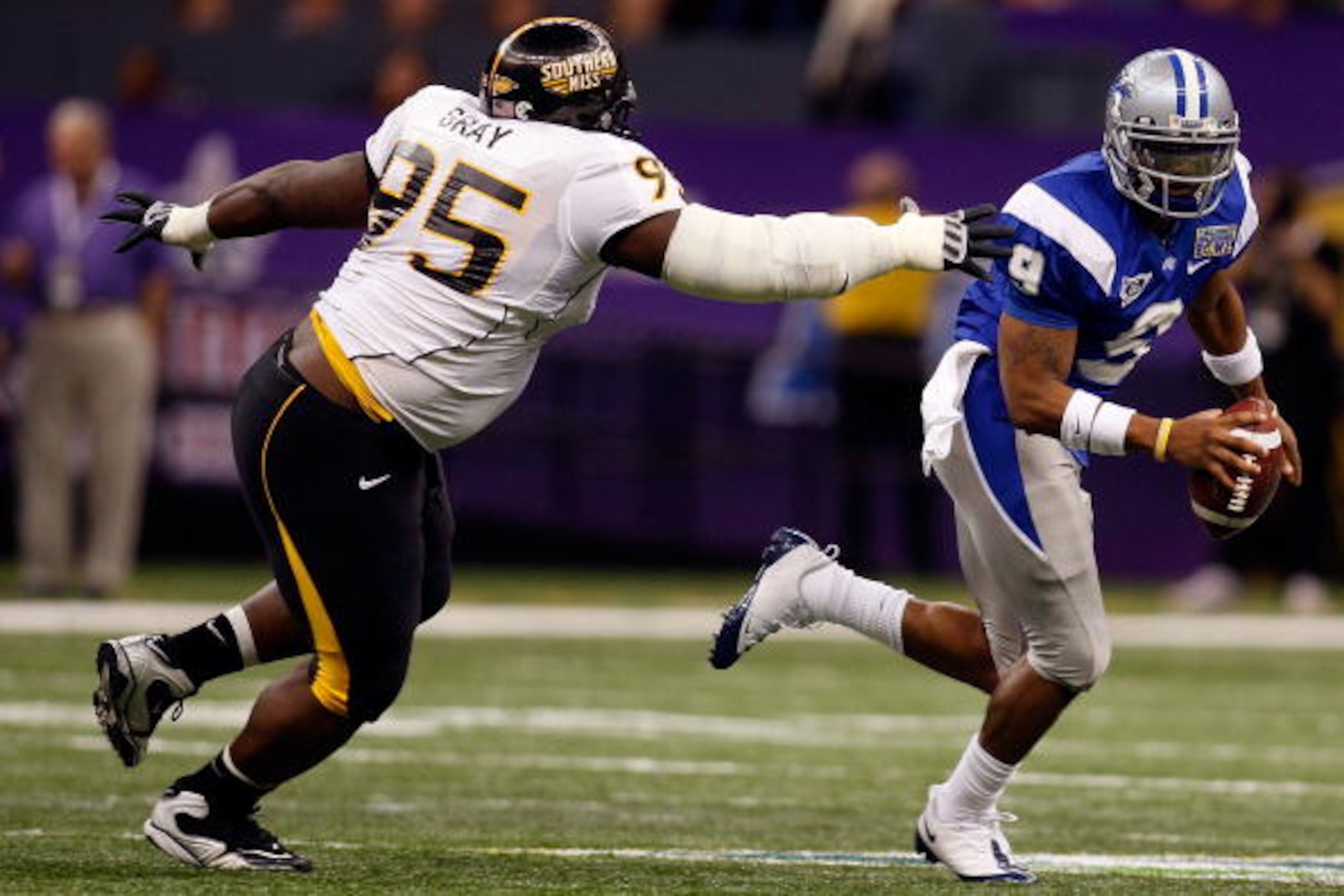 NEW ORLEANS - DECEMBER 20:  Dwight Dasher #9 of the Middle Tennessee Blue Raiders avoids a tackle by Anthony Gray #95 of the Southern Miss Golden Eagles during the R+L Carriers New Orleans Bowl at the Louisiana Superdome on December 20, 2009 in New Orlean
