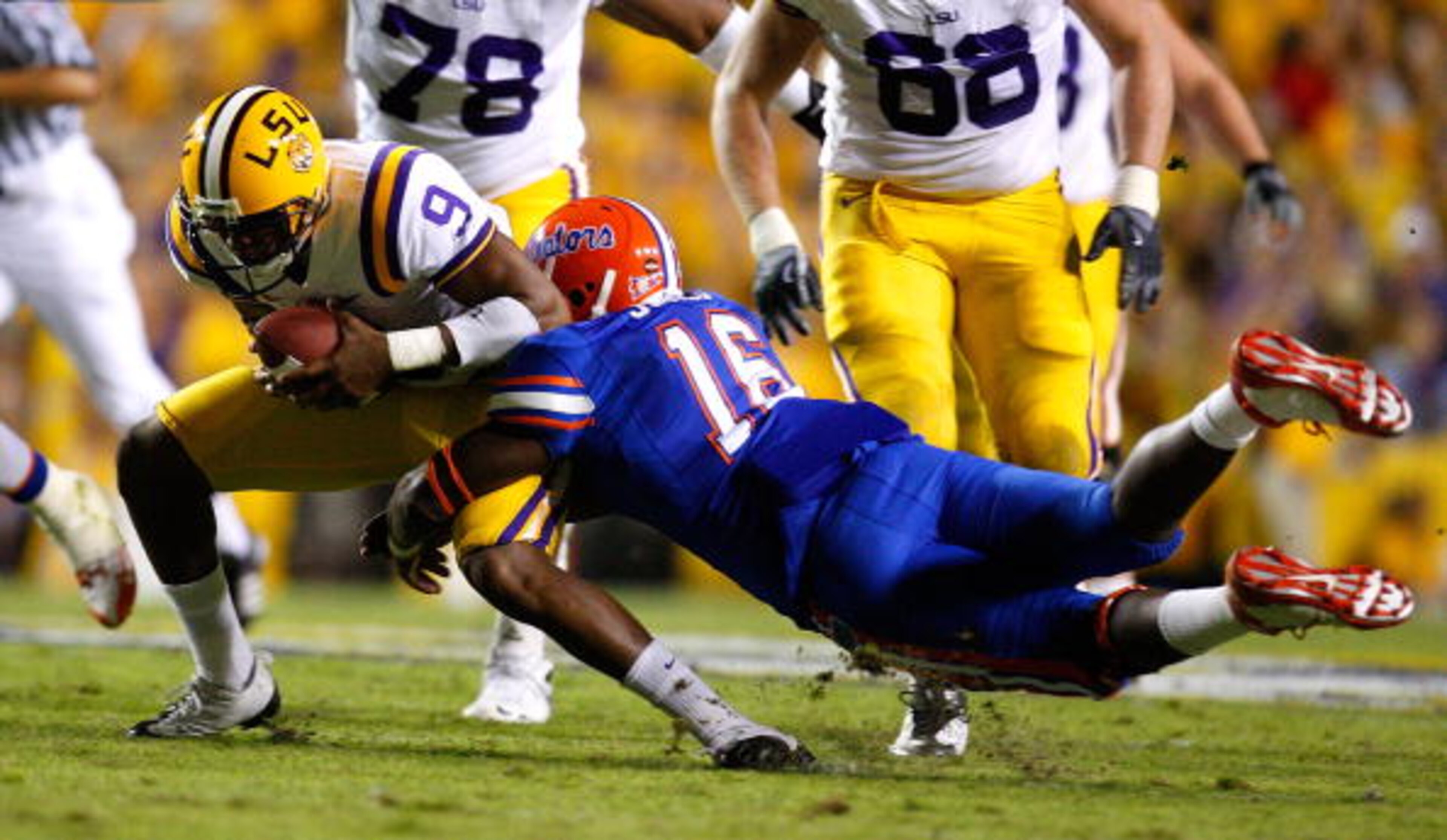 BATON ROUGE, LA - OCTOBER 10:  A.J. Jones #16 of the Florida Gators tackles quarterback Jordan Jefferson #9 of the Louisiana State University Tigers at Tiger Stadium on October 10, 2009 in Baton Rouge, Louisiana.  (Photo by Kevin C. Cox/Getty Images)