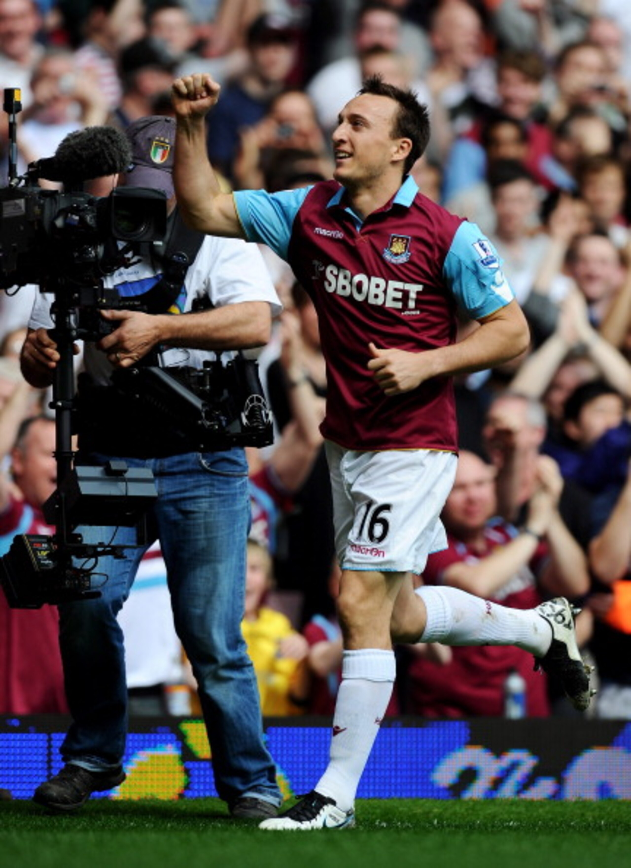 LONDON, ENGLAND - APRIL 02: Mark Noble of West Ham United celebrates scoring his second penalty during the Barclays Premier League match between West Ham United and Manchester United at the Boleyn Ground on April 2, 2011 in London, England. (Photo by Mi LONDON, ENGLAND - APRIL 02: Mark Noble of West Ham United celebrates scoring his second penalty during the Barclays Premier League match between West Ham United and Manchester United at the Boleyn Ground on April 2, 2011 in London, England. (Photo by Mi
