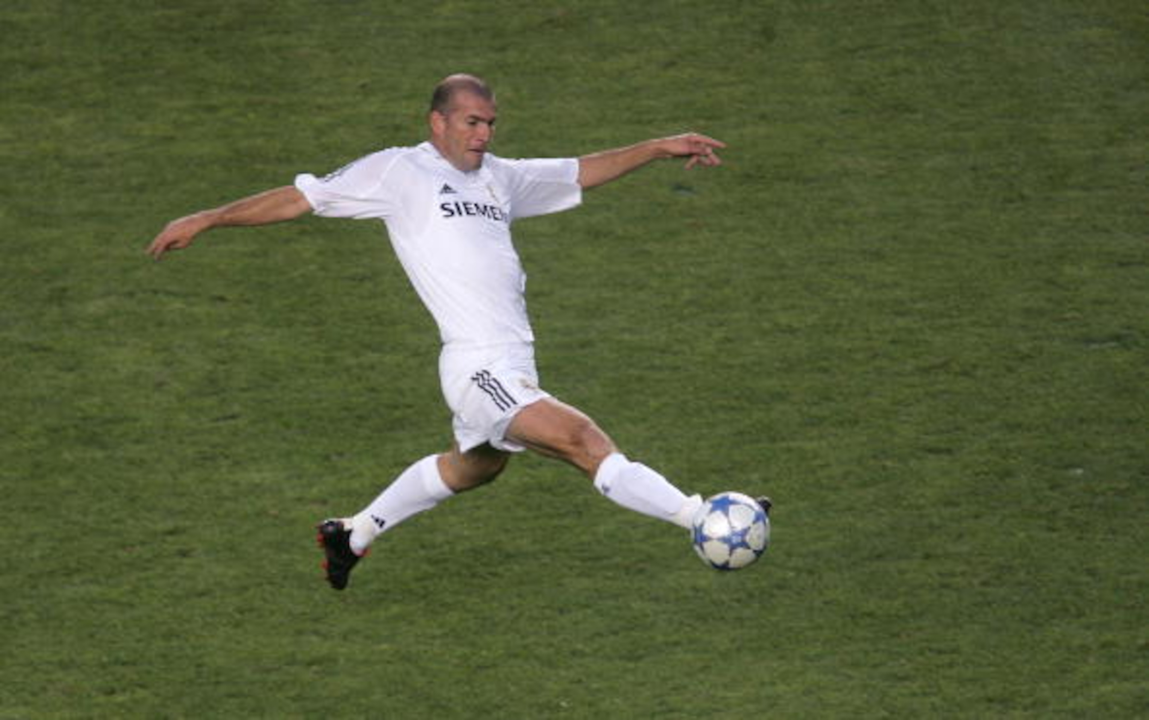 CARSON, CA - JULY 18: Zinedine Zidane #5 of the Real Madrid dribbles against the defense of the Los Angeles Galaxy during the game at the Home Depot Center on July 18, 2005 in Carson, California. (Photo by Stephen Dunn/Getty Images) CARSON, CA - JULY 18: Zinedine Zidane #5 of the Real Madrid dribbles against the defense of the Los Angeles Galaxy during the game at the Home Depot Center on July 18, 2005 in Carson, California. (Photo by Stephen Dunn/Getty Images)