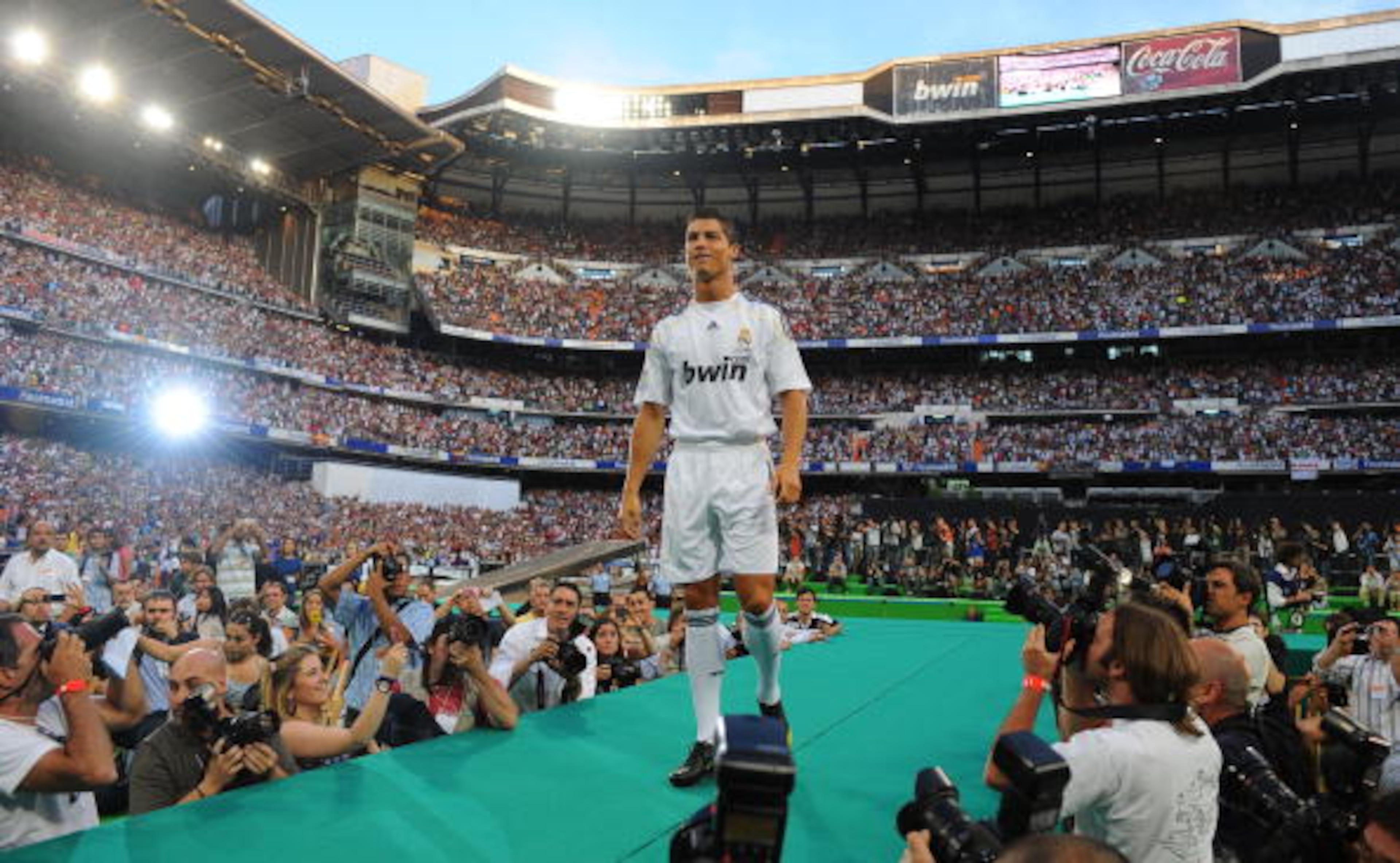 MADRID, SPAIN - JULY 06: New Real Madrid player Cristiano Ronaldo is presented to a full house at the Santiago Bernabeu stadium on July 6, 2009 in Madrid, Spain. (Photo by Denis Doyle/Getty Images) MADRID, SPAIN - JULY 06: New Real Madrid player Cristiano Ronaldo is presented to a full house at the Santiago Bernabeu stadium on July 6, 2009 in Madrid, Spain. (Photo by Denis Doyle/Getty Images)