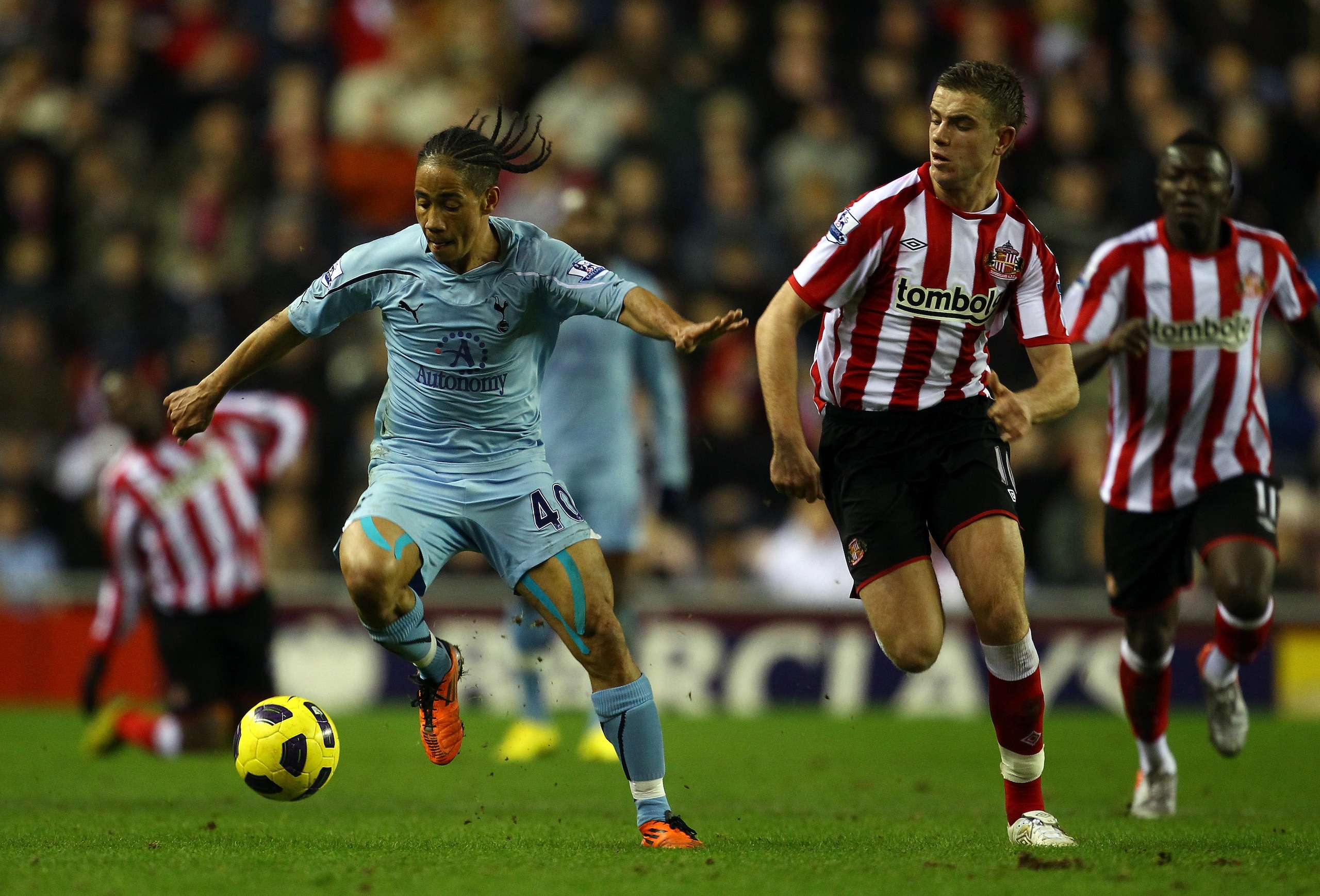 SUNDERLAND, ENGLAND - FEBRUARY 12:  Steven Pienaar of Spurs holds off Jordan Henderson of Sunderland during the Barclays Premier League match between Sunderland and Tottenham Hotspur at the Stadium of Light on February 12, 2011 in Sunderland, England.  (P