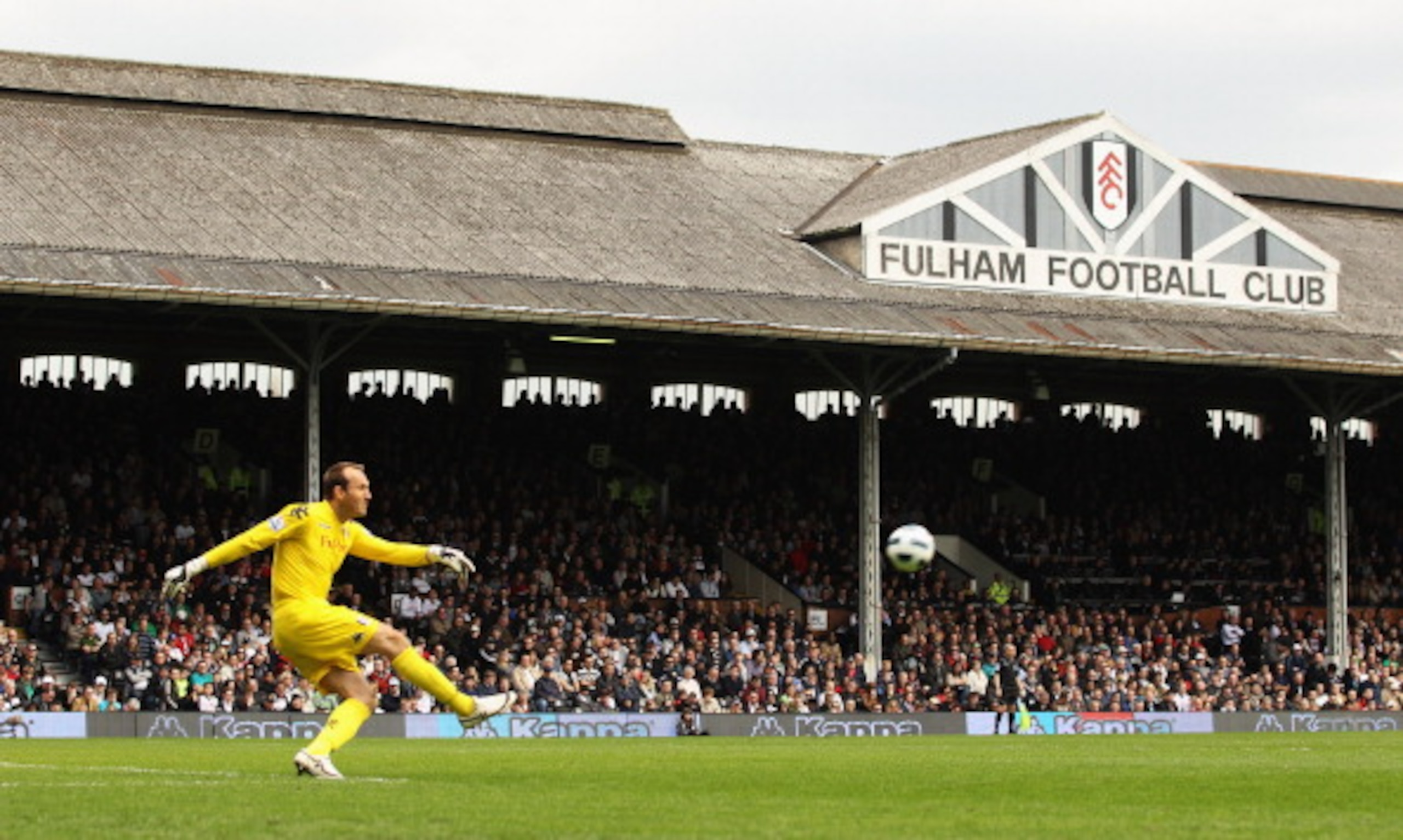 LONDON, ENGLAND - APRIL 03: Mark Schwarzer of Fulham clears the ball during the Barclays Premier League match between Fulham and Blackpool at Craven Cottage on April 3, 2011 in London, England. (Photo by Ian Walton/Getty Images) LONDON, ENGLAND - APRIL 03: Mark Schwarzer of Fulham clears the ball during the Barclays Premier League match between Fulham and Blackpool at Craven Cottage on April 3, 2011 in London, England. (Photo by Ian Walton/Getty Images)