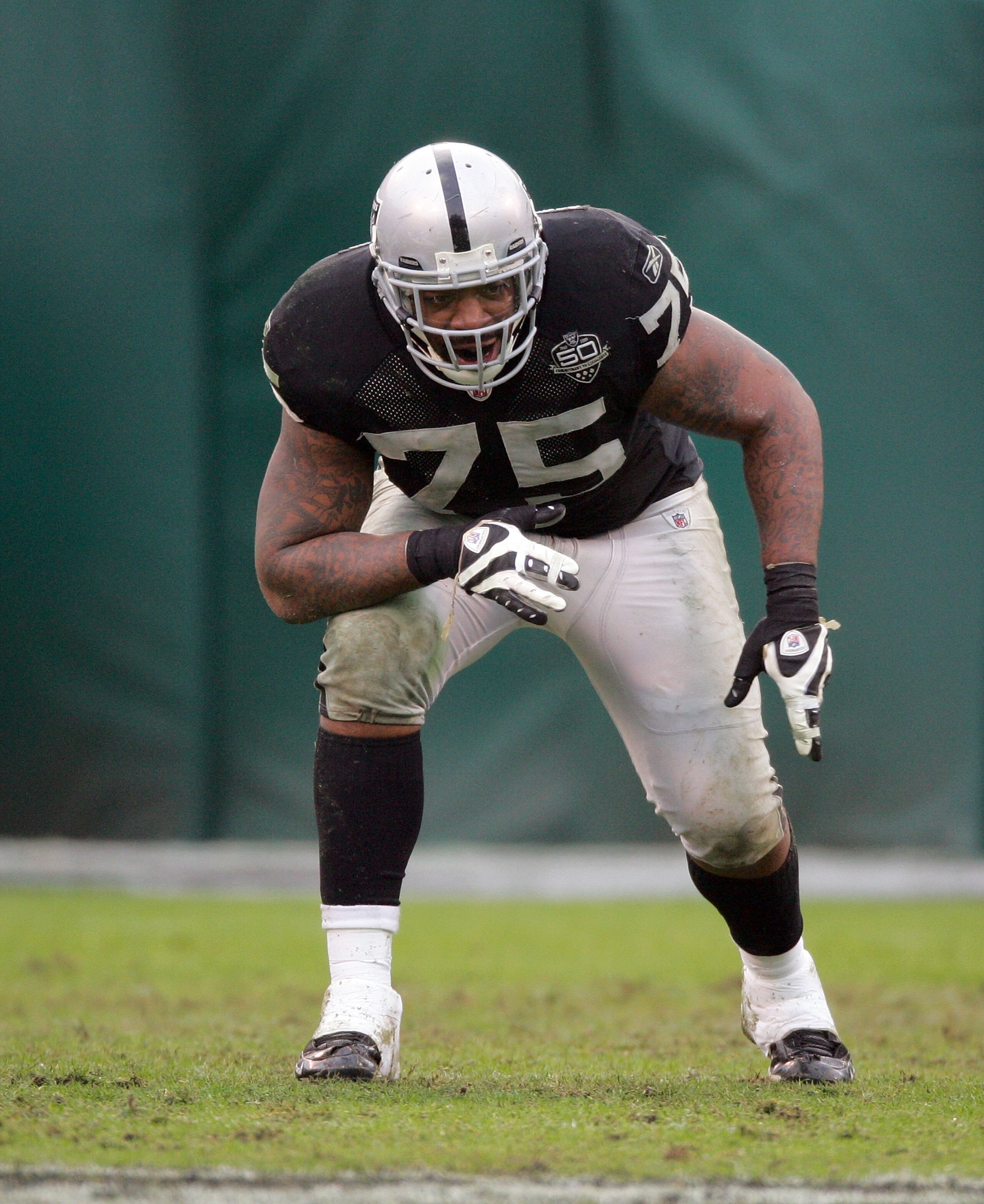 OAKLAND, CA - DECEMBER 13:  Mario Henderson #75 of the Oakland Raiders gets set for the play during their game against the Washington Redskins at Oakland-Alameda County Coliseum on December 13, 2009 in Oakland, California.  (Photo by Ezra Shaw/Getty Image