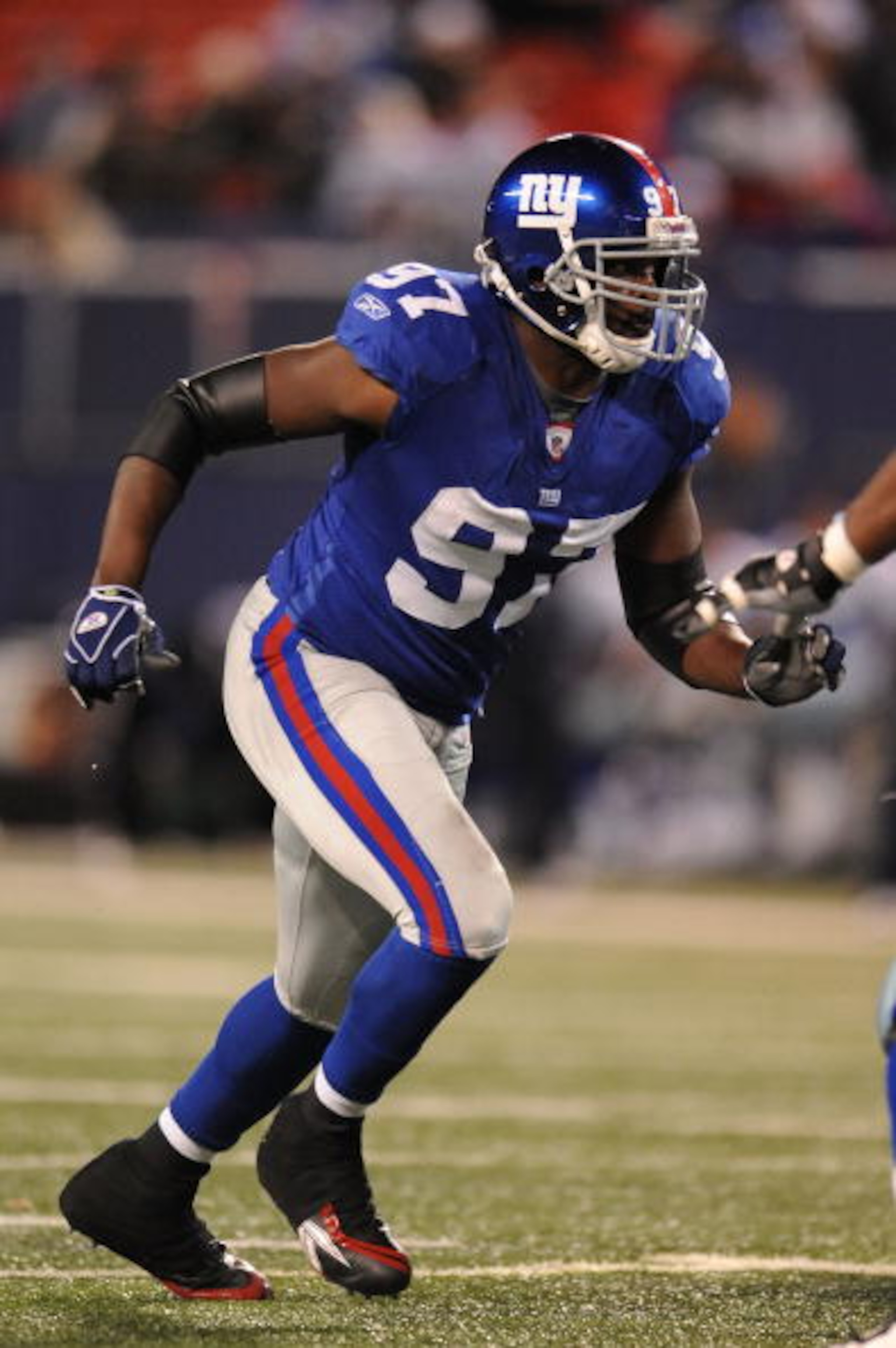 EAST RUTHERFORD, NJ - NOVEMBER 02:  Mathias Kiwanuka #97 of the New York Giants in action against  the Dallas Cowboys during their game on November 2, 2008 at Giants Stadium in East Rutherford, New Jersey.  (Photo by Al Bello/Getty Images)