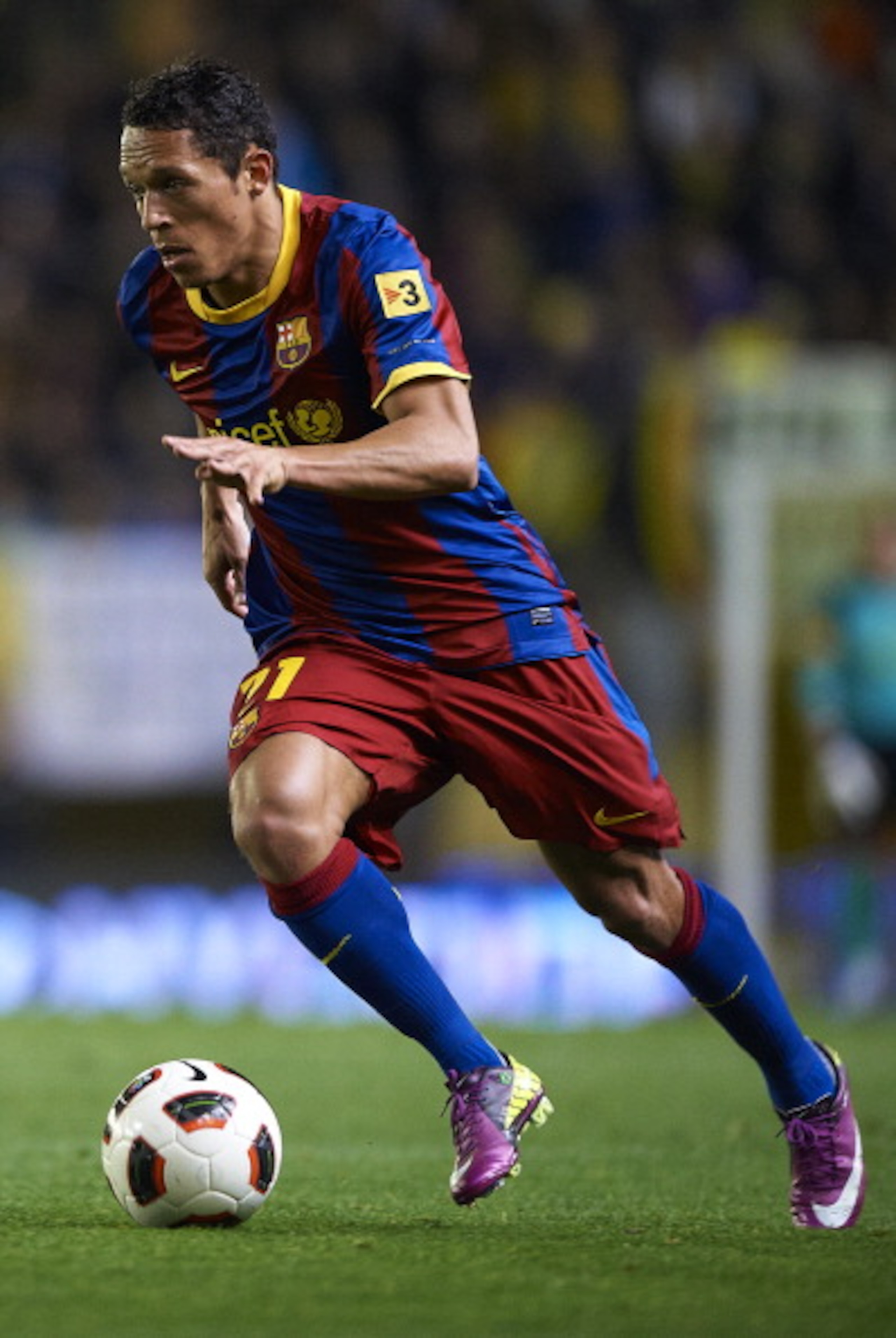 VILLARREAL, CASTELLON - APRIL 02:  Adriano Correia of Barcelona in action during the La Liga match between Villarreal and Barcelona at El Madrigal on April 2, 2011 in Villarreal, Spain. Barcelona won 1-0.  (Photo by Manuel Queimadelos Alonso/Getty Images)