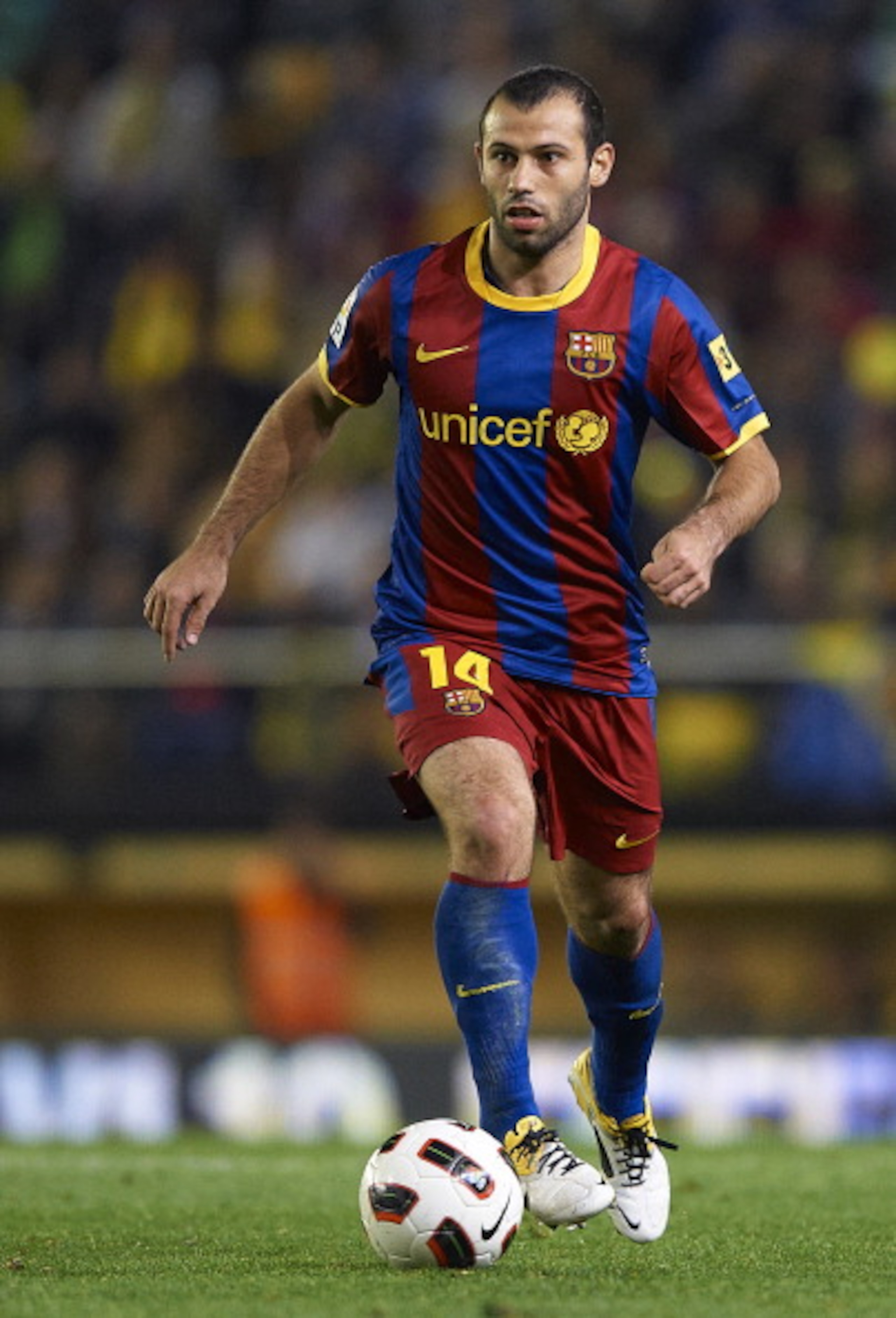 VILLARREAL, CASTELLON - APRIL 02:  Javier Alejandro Mascherano of Barcelona in action during the La Liga match between Villarreal and Barcelona at El Madrigal on April 2, 2011 in Villarreal, Spain. Barcelona won 1-0.  (Photo by Manuel Queimadelos Alonso/G