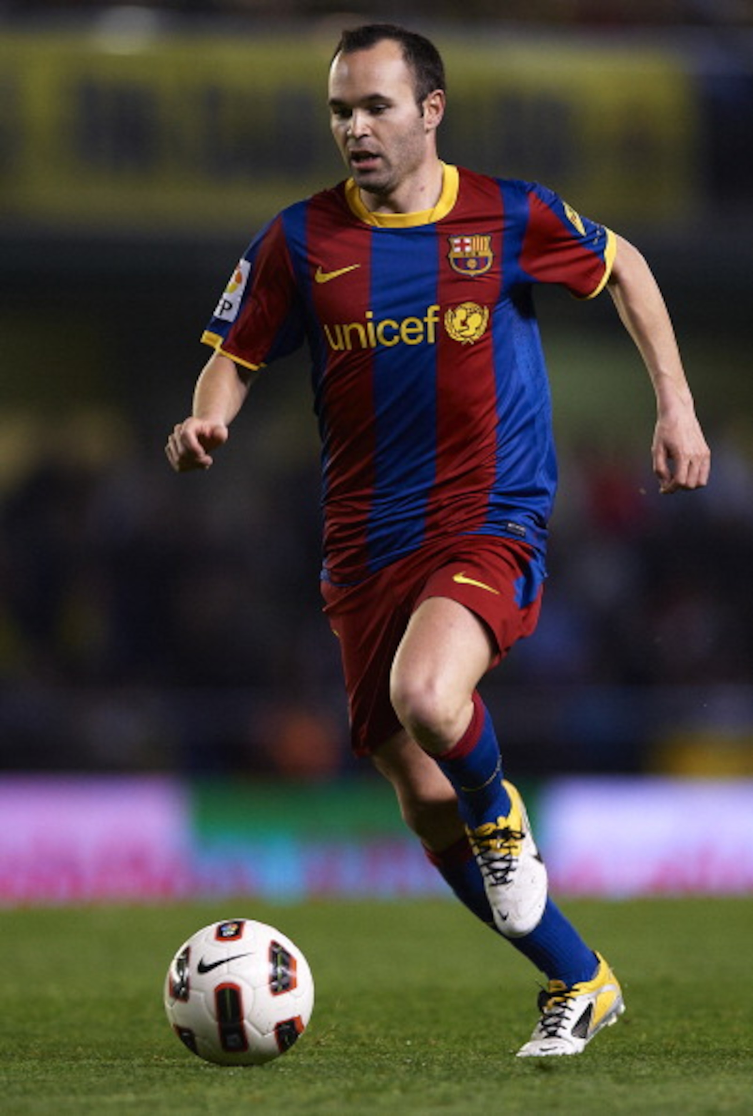 VILLARREAL, CASTELLON - APRIL 02:  Andres Iniesta of Barcelona in action during the La Liga match between Villarreal and Barcelona at El Madrigal on April 2, 2011 in Villarreal, Spain. Barcelona won 1-0.  (Photo by Manuel Queimadelos Alonso/Getty Images)