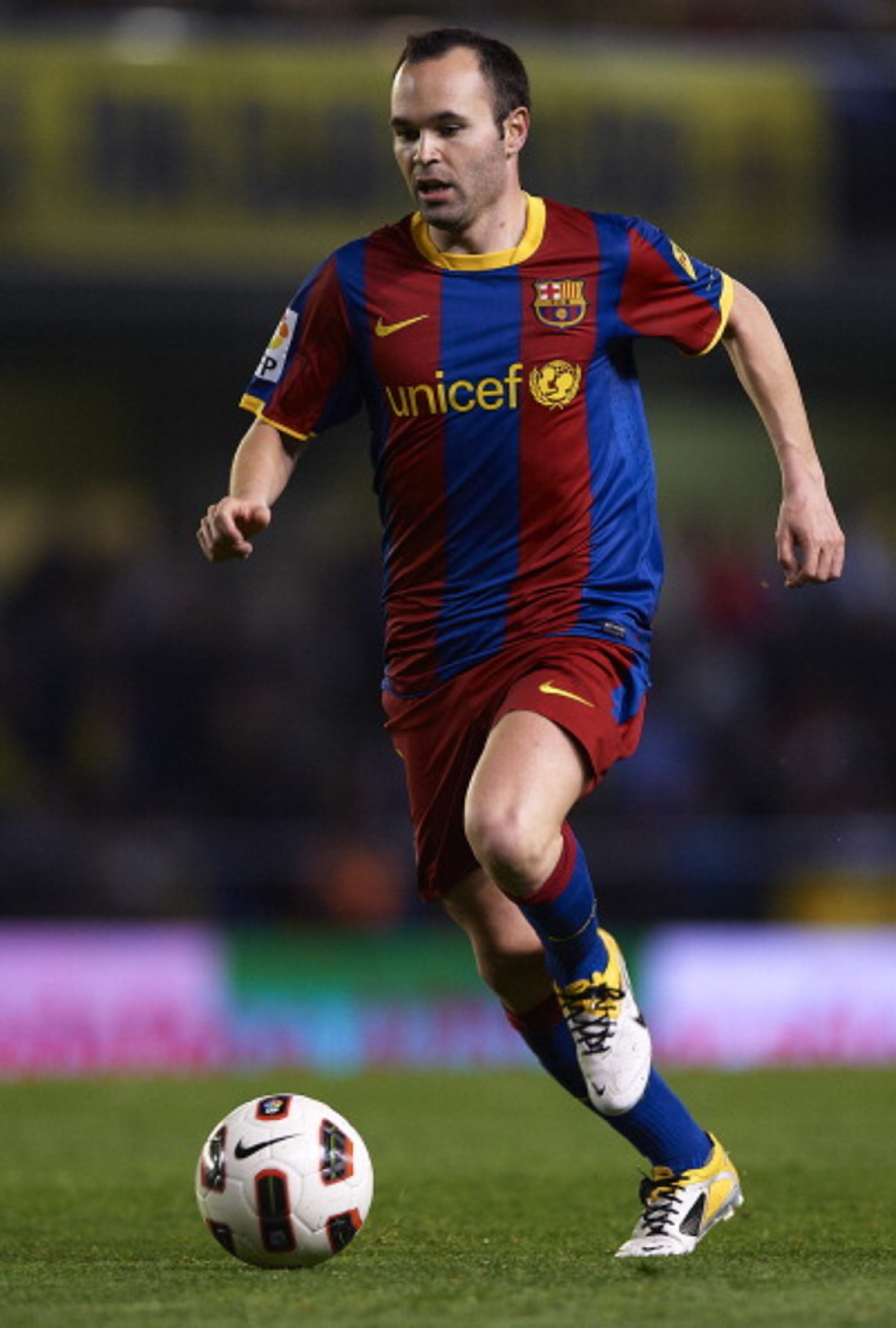 VILLARREAL, CASTELLON - APRIL 02:  Andres Iniesta of Barcelona in action during the La Liga match between Villarreal and Barcelona at El Madrigal on April 2, 2011 in Villarreal, Spain. Barcelona won 1-0.  (Photo by Manuel Queimadelos Alonso/Getty Images)
