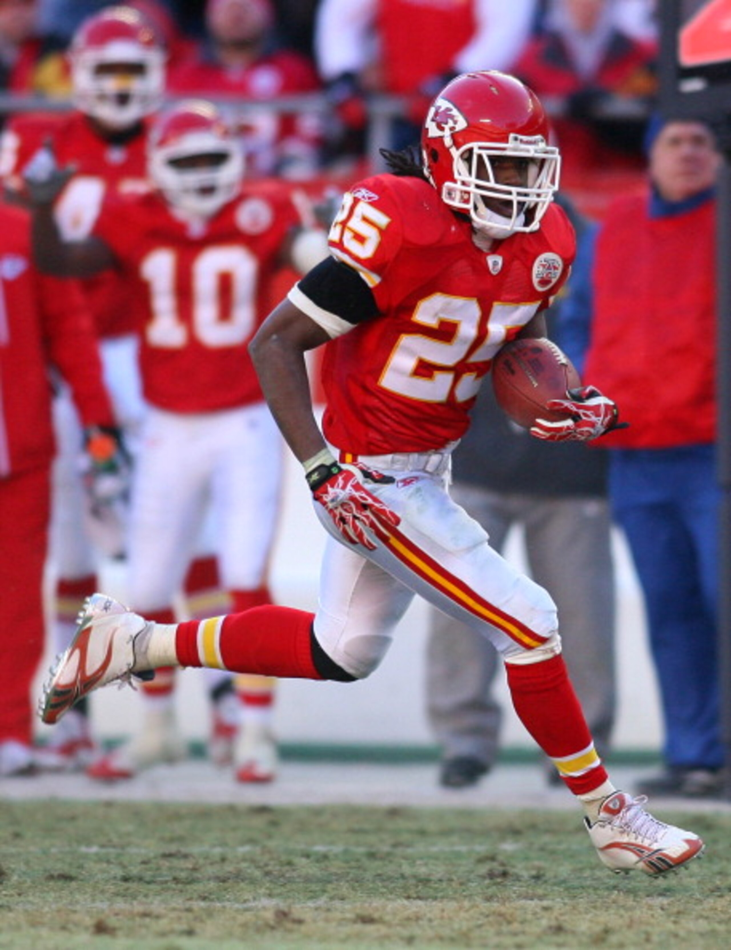 KANSAS CITY, MO - JANUARY 02: Running back Jamaal Charles #25 of the Kansas City Chiefs runs down field in a game against the Oakland Raiders at Arrowhead Stadium on January 2, 2011 in Kansas City, Missouri. (Photo by Tim Umphrey/Getty Images) KANSAS CITY, MO - JANUARY 02: Running back Jamaal Charles #25 of the Kansas City Chiefs runs down field in a game against the Oakland Raiders at Arrowhead Stadium on January 2, 2011 in Kansas City, Missouri. (Photo by Tim Umphrey/Getty Images)