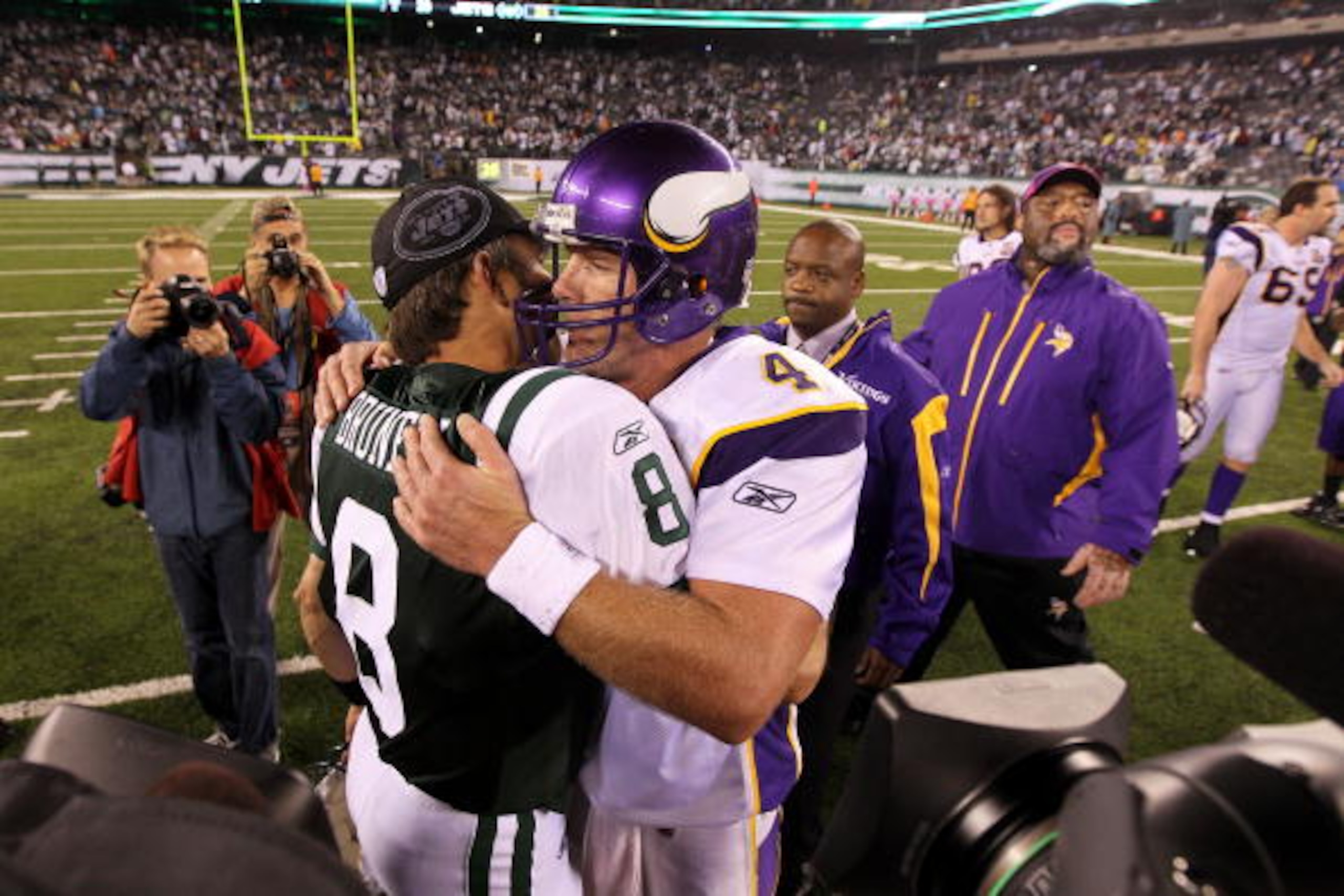 EAST RUTHERFORD, NJ - OCTOBER 11:  Brett Favre #4 of the Minnesota Vikings congratulates Mark Brunell #8 of the New York Jets after the Jets won 29-20 at New Meadowlands Stadium on October 11, 2010 in East Rutherford, New Jersey.  (Photo by Jim McIsaac/Ge